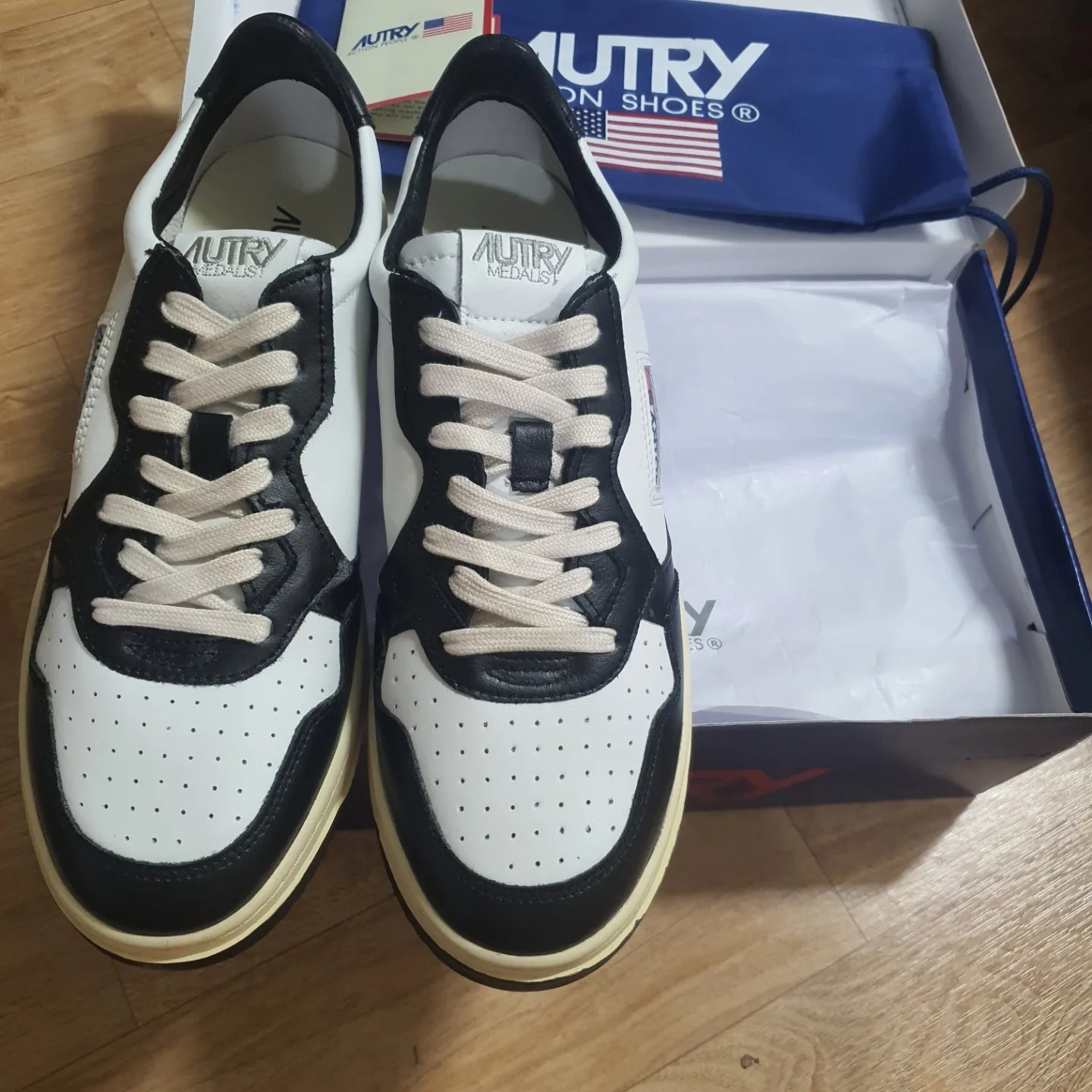Autry Medalist Low Leather Sneakers Black White 착용 스타일 - 4