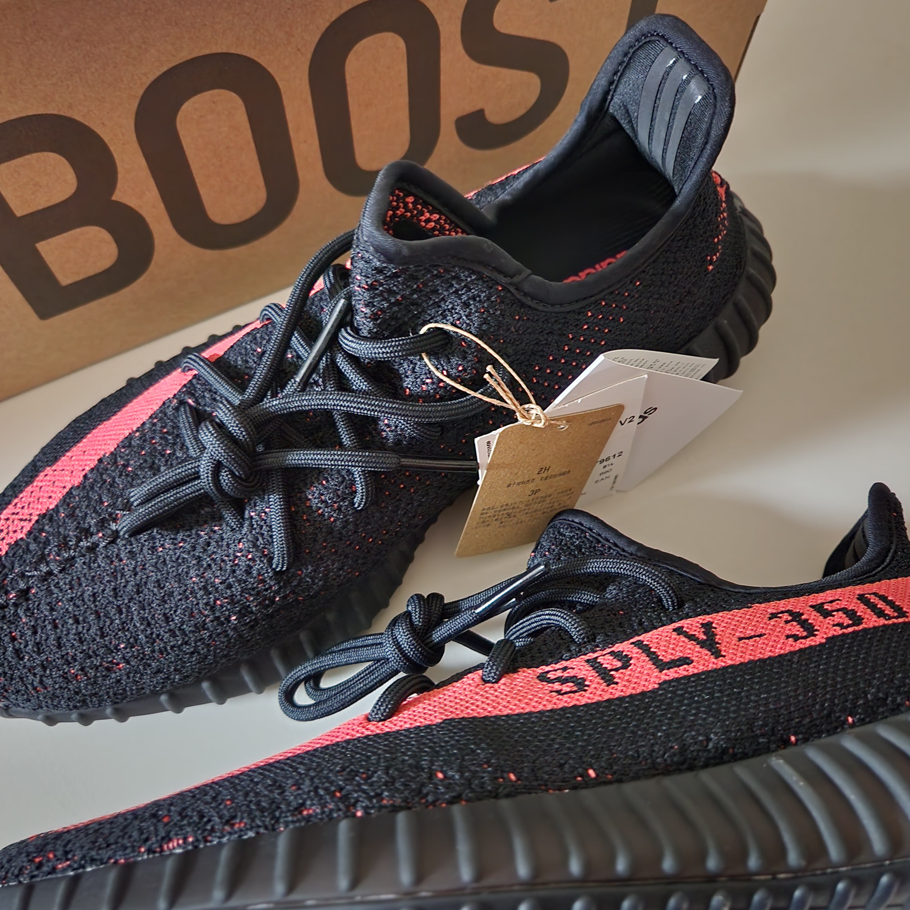 Adidas Yeezy Boost 350 V2 Core Black Red 2022/2023 착용 스타일