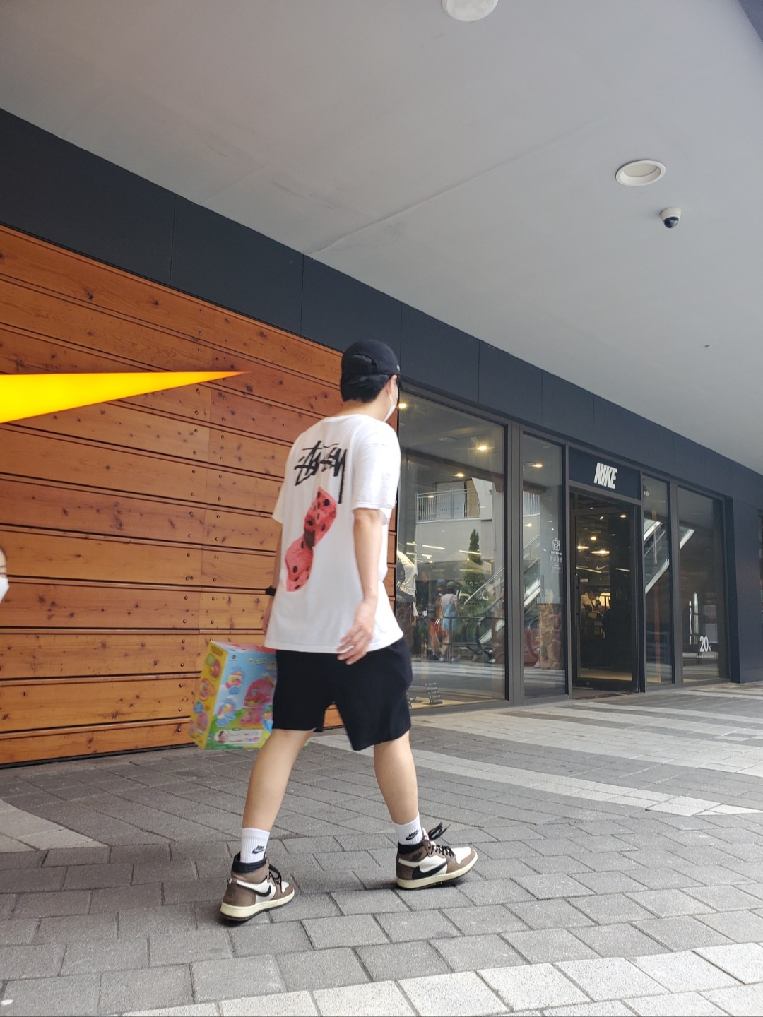 Jordan 1 x Travis Scott Retro High OG SP Mocha, Stussy Fuzzy Dice T-Shirt White 착용 스타일