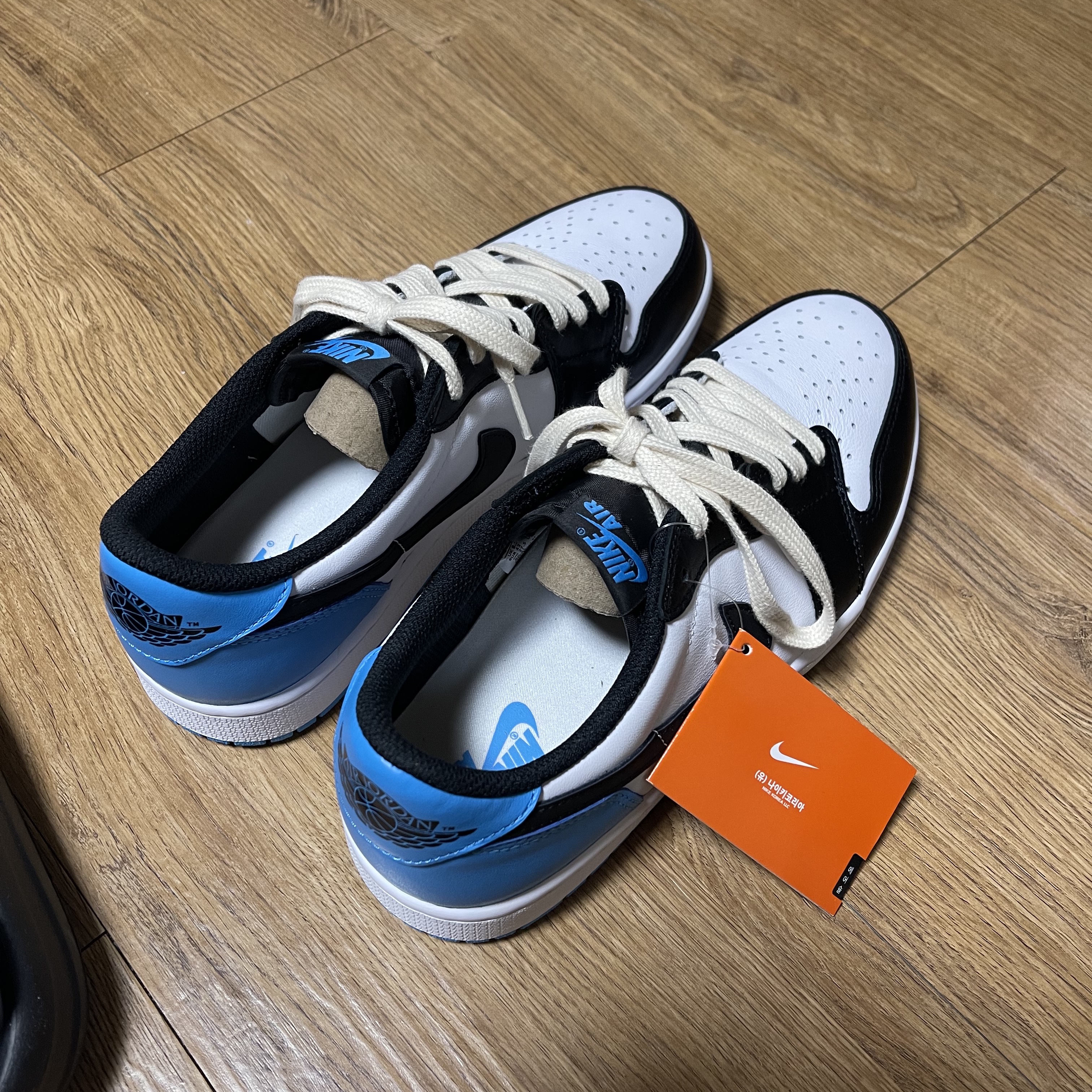 Jordan 1 Retro Low OG Black and Dark Powder Blue 착용 스타일 - 2