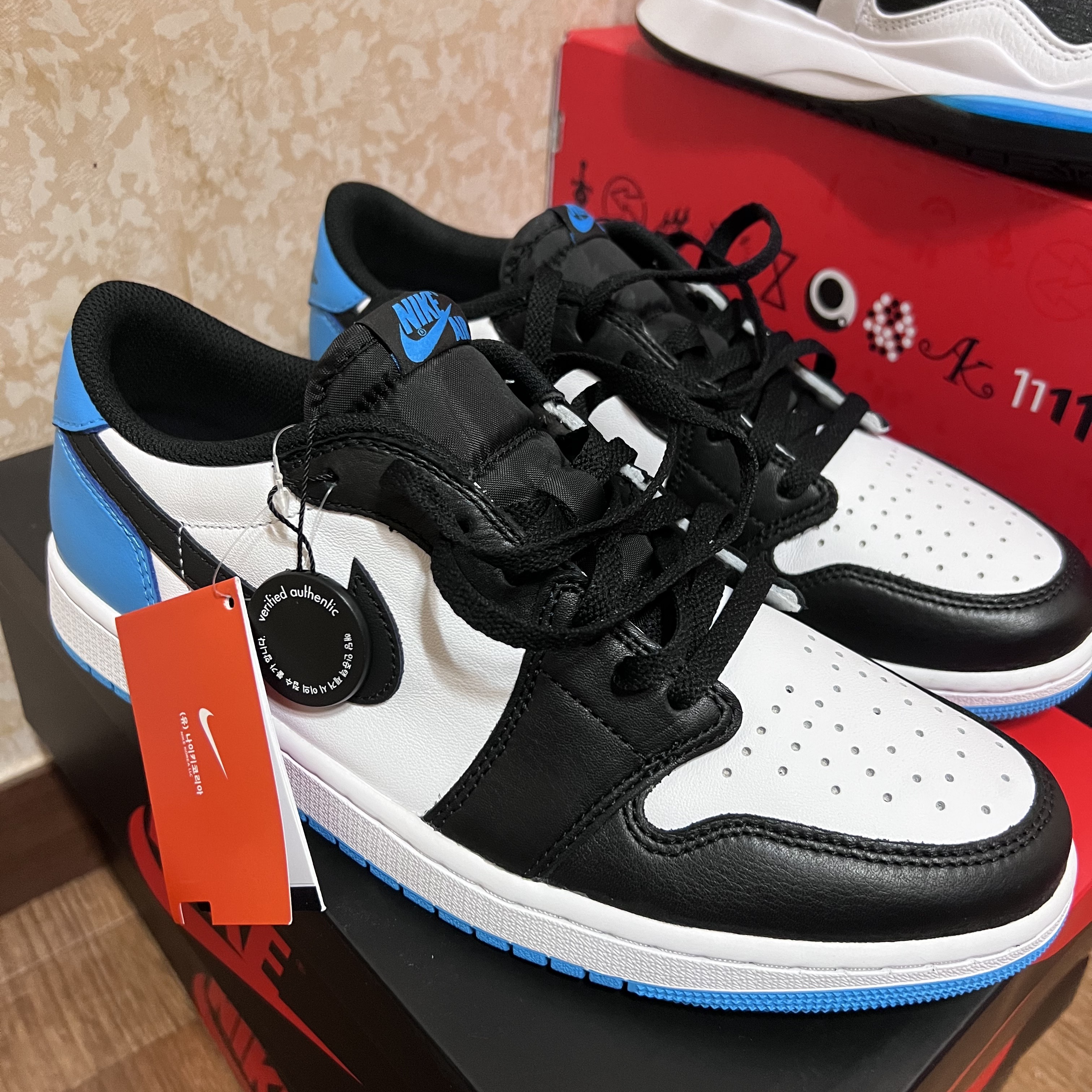 Jordan 1 Retro Low OG Black and Dark Powder Blue 착용 스타일 - 2