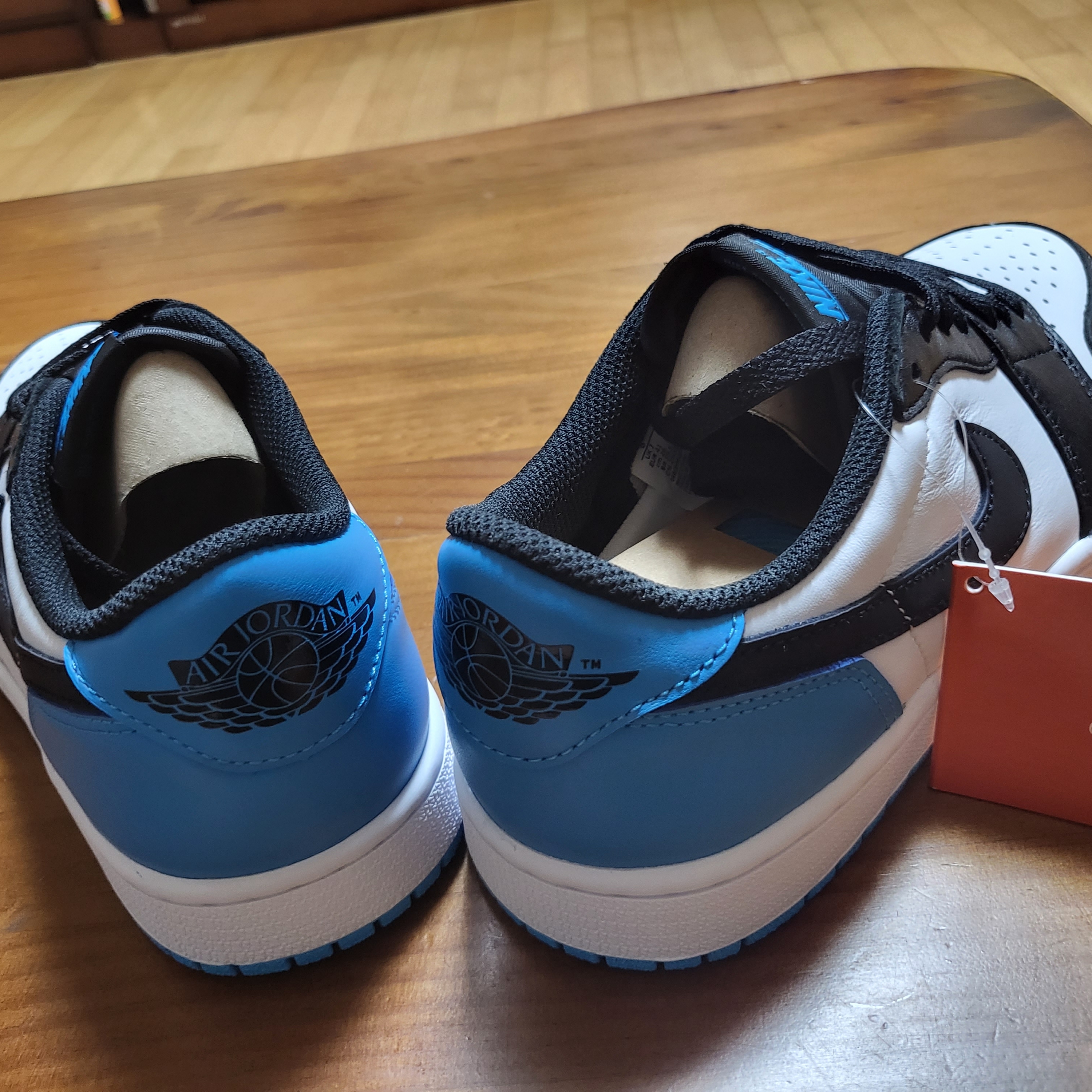 Jordan 1 Retro Low OG Black and Dark Powder Blue 착용 스타일 - 2