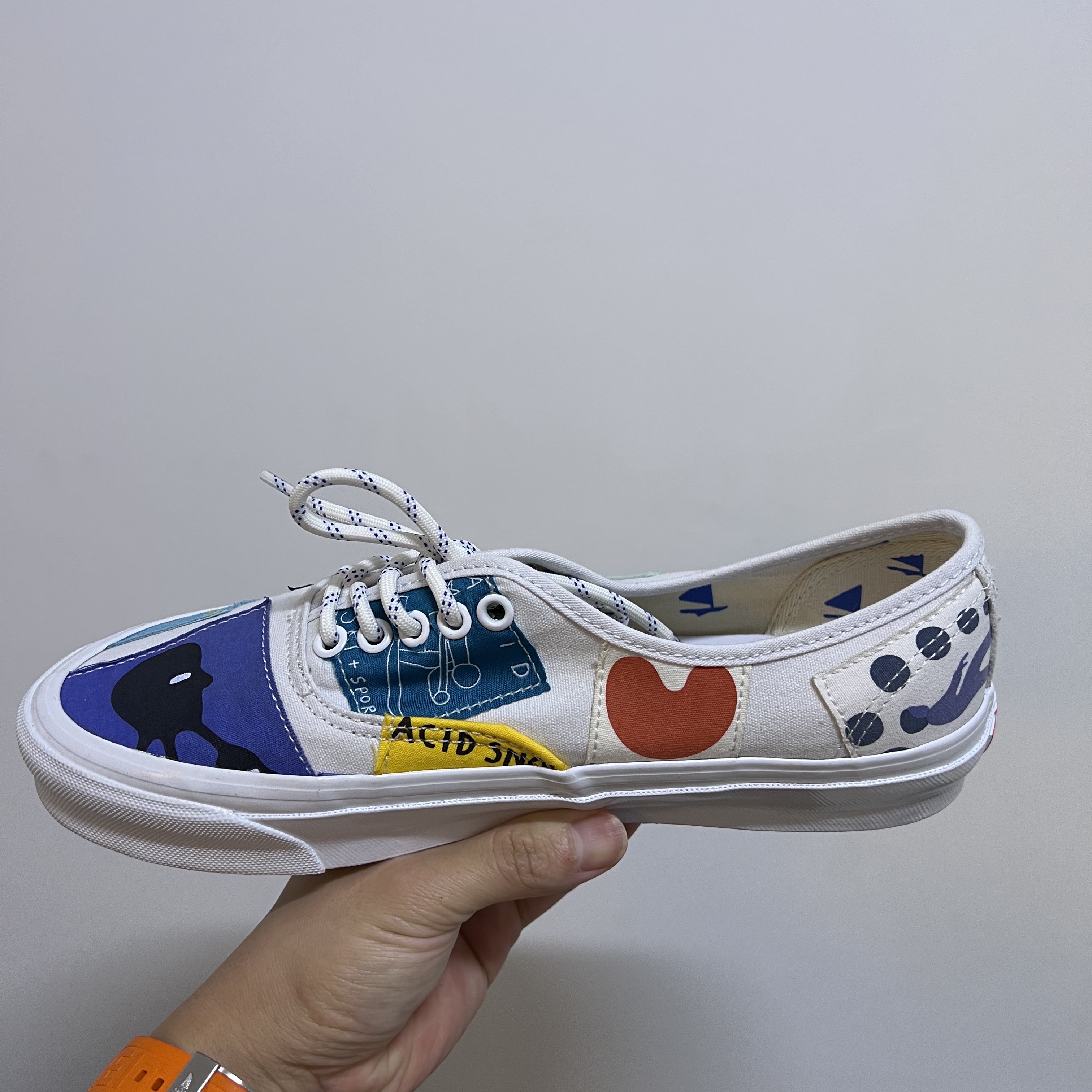Vans Vault x Geoff McFetridge OG Authentic LX Gamelan of Tags 착용 스타일 - 3