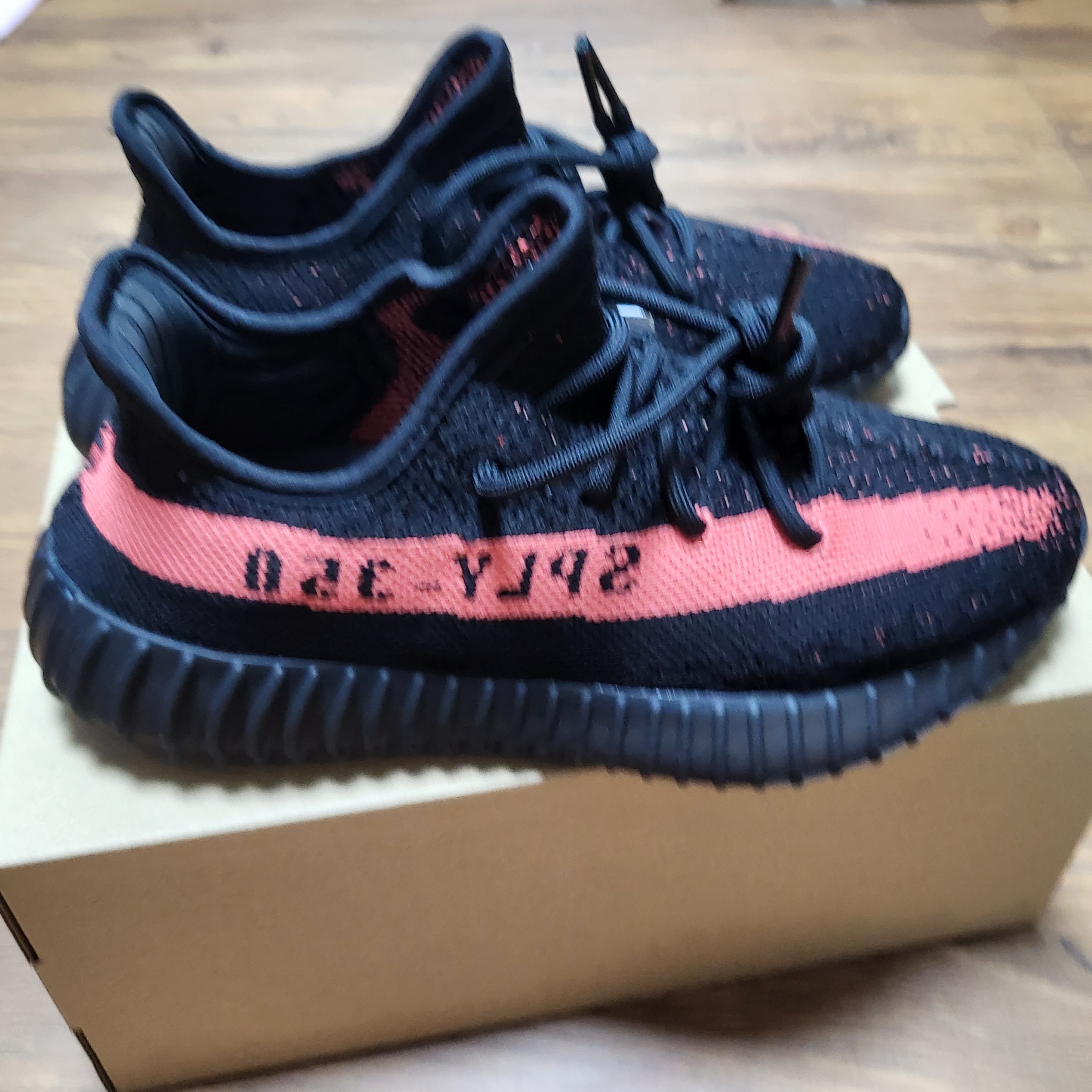 Adidas Yeezy Boost 350 V2 Core Black Red 2022/2023 착용 스타일 - 5