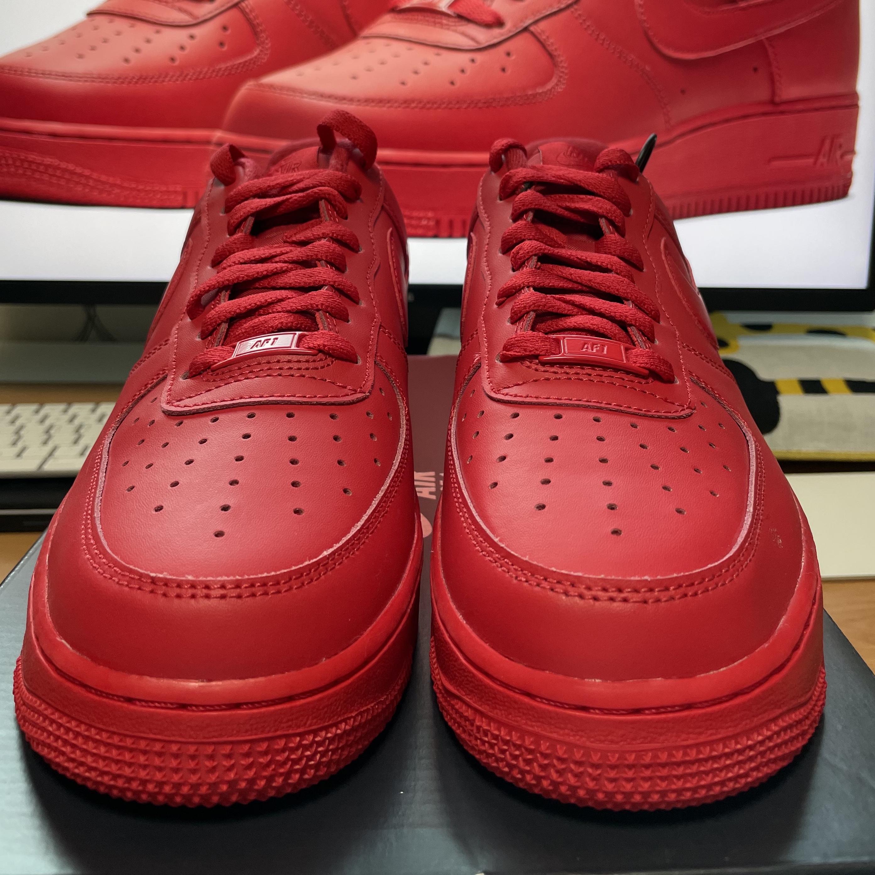 Nike Air Force 1 '07 LV8 Low 1 Triple Red 착용 스타일 - 3
