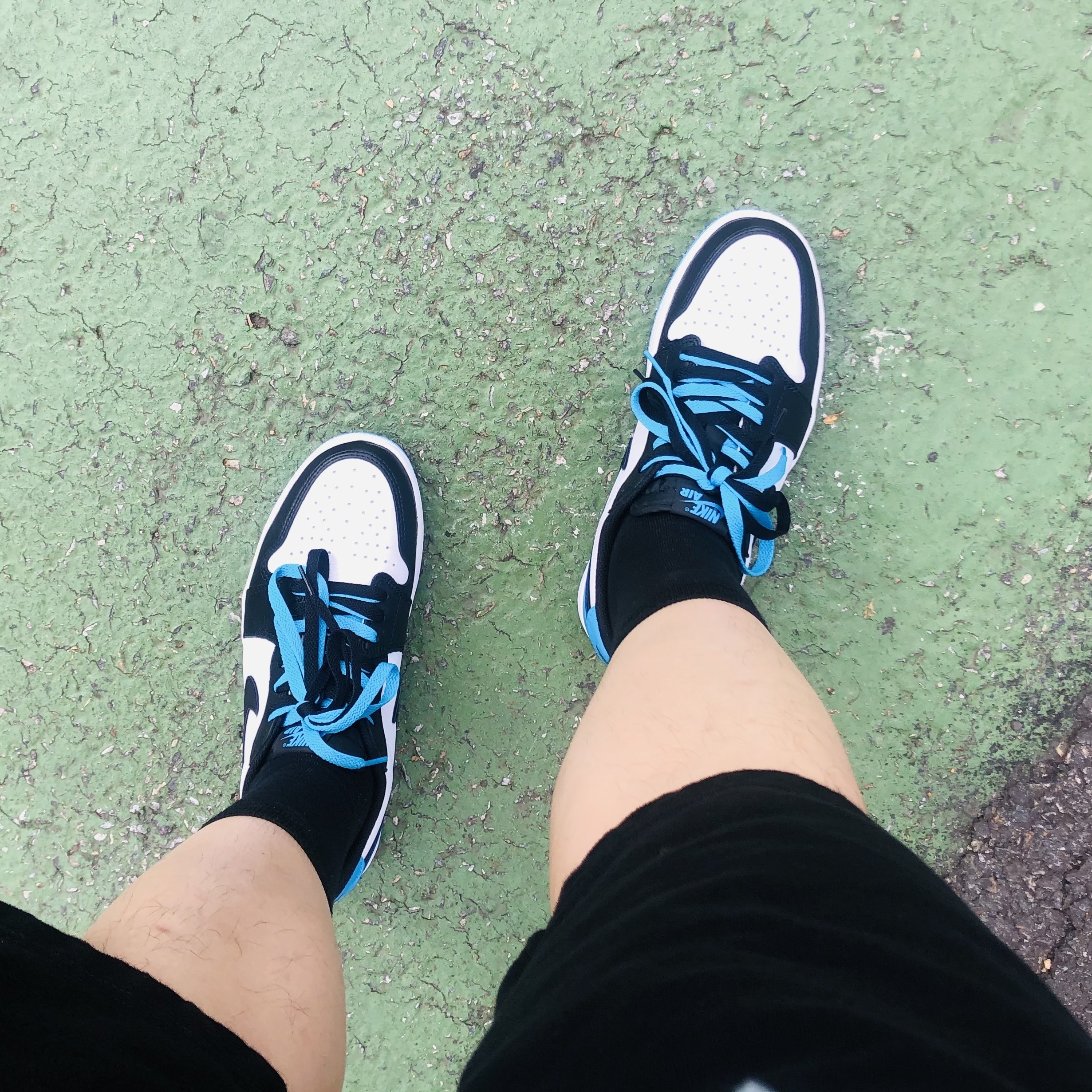 Jordan 1 Retro Low OG Black and Dark Powder Blue 착용 스타일