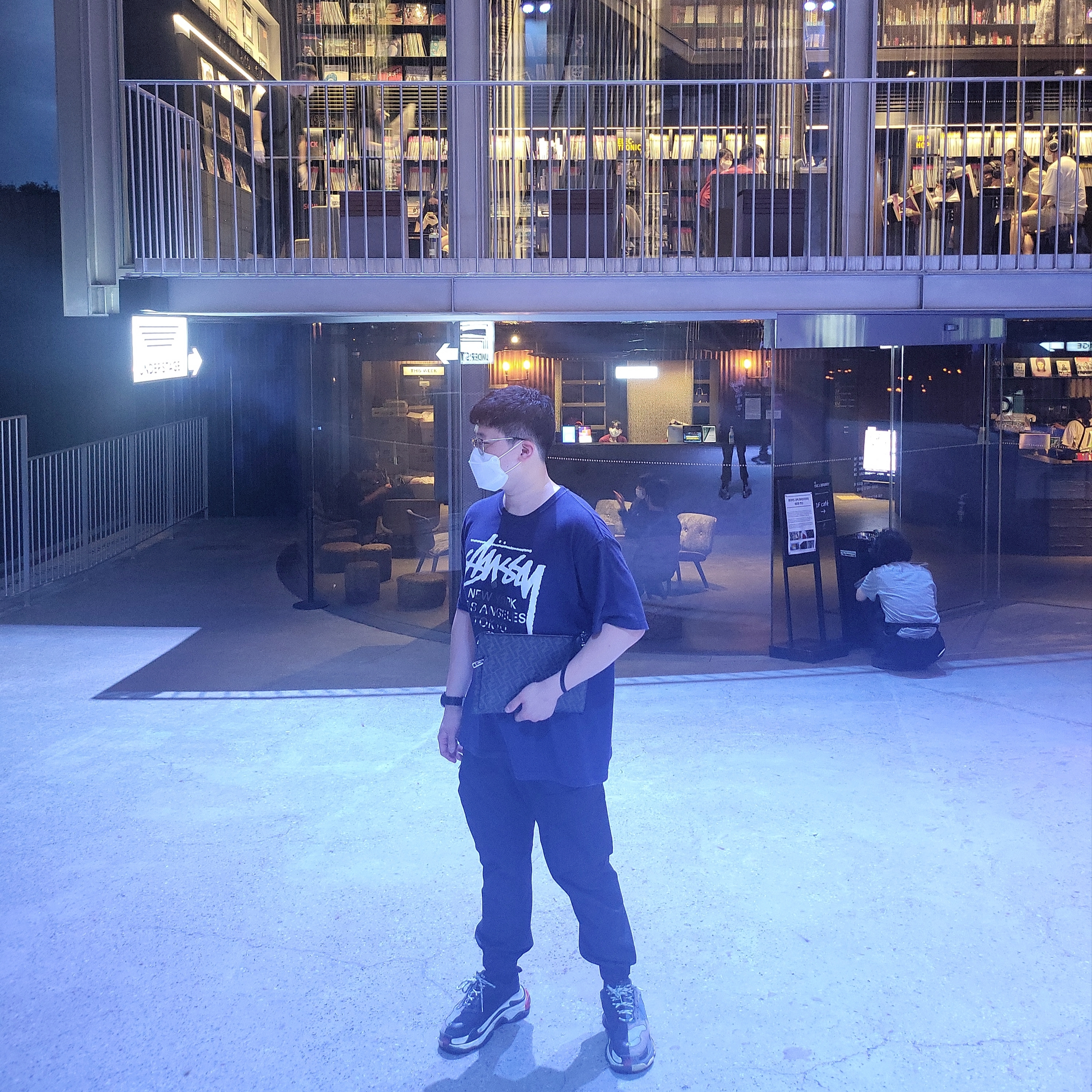 Balenciaga Triple S Sneakers Black Red 2022, Stussy DSM World Tour T-Shirt Navy 2021 착용 스타일 - 2
