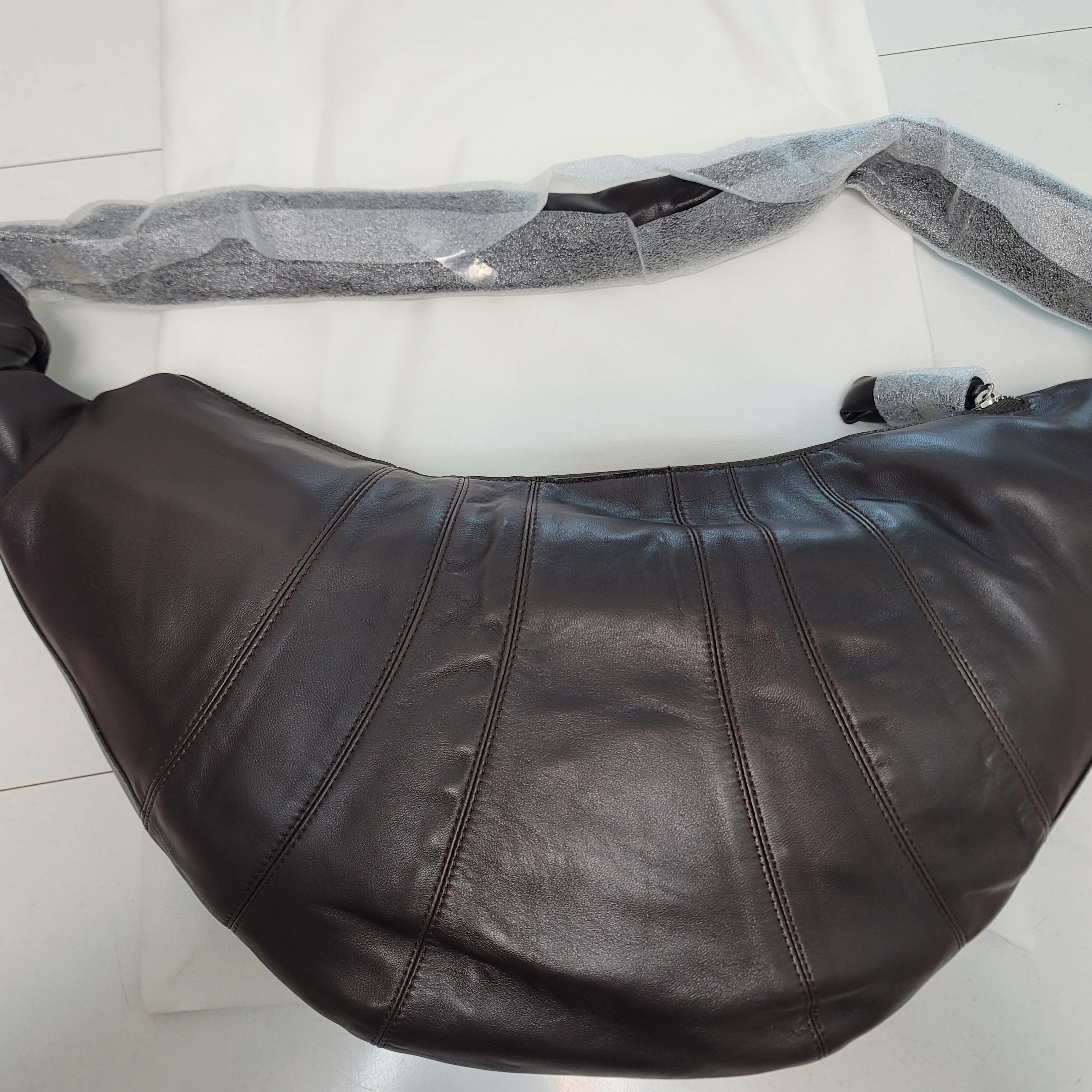 Lemaire Large Croissant Bag Soft Nappa Leather Dark Chocolate, Lemaire Small Croissant Bag Soft Nappa Leather Dark Chocolate 착용 스타일 - 1