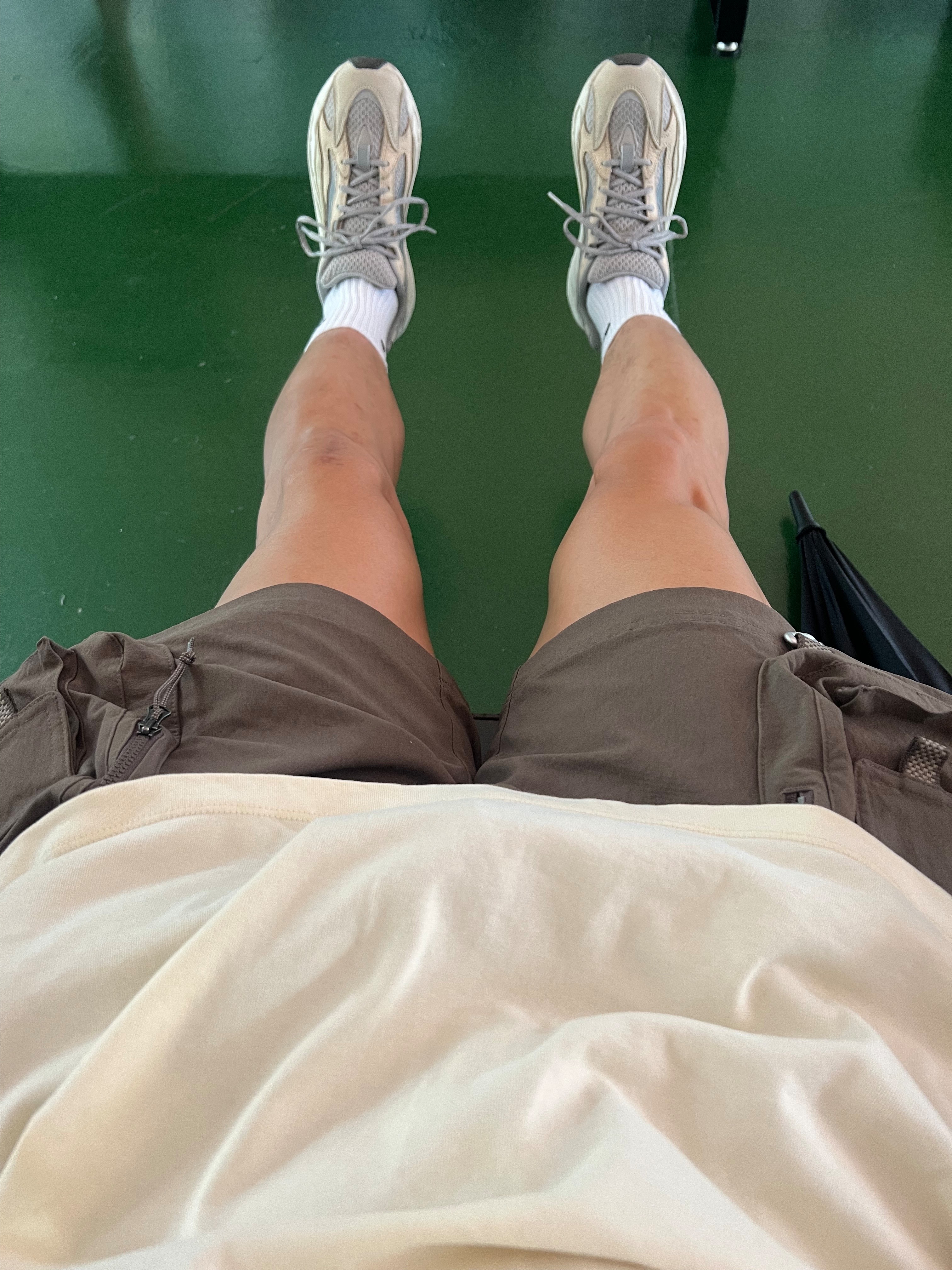 Adidas Yeezy Boost 700 V2 Cream, Nike ACG Cargo Shorts Ironstone - Asia 착용 스타일 - 1