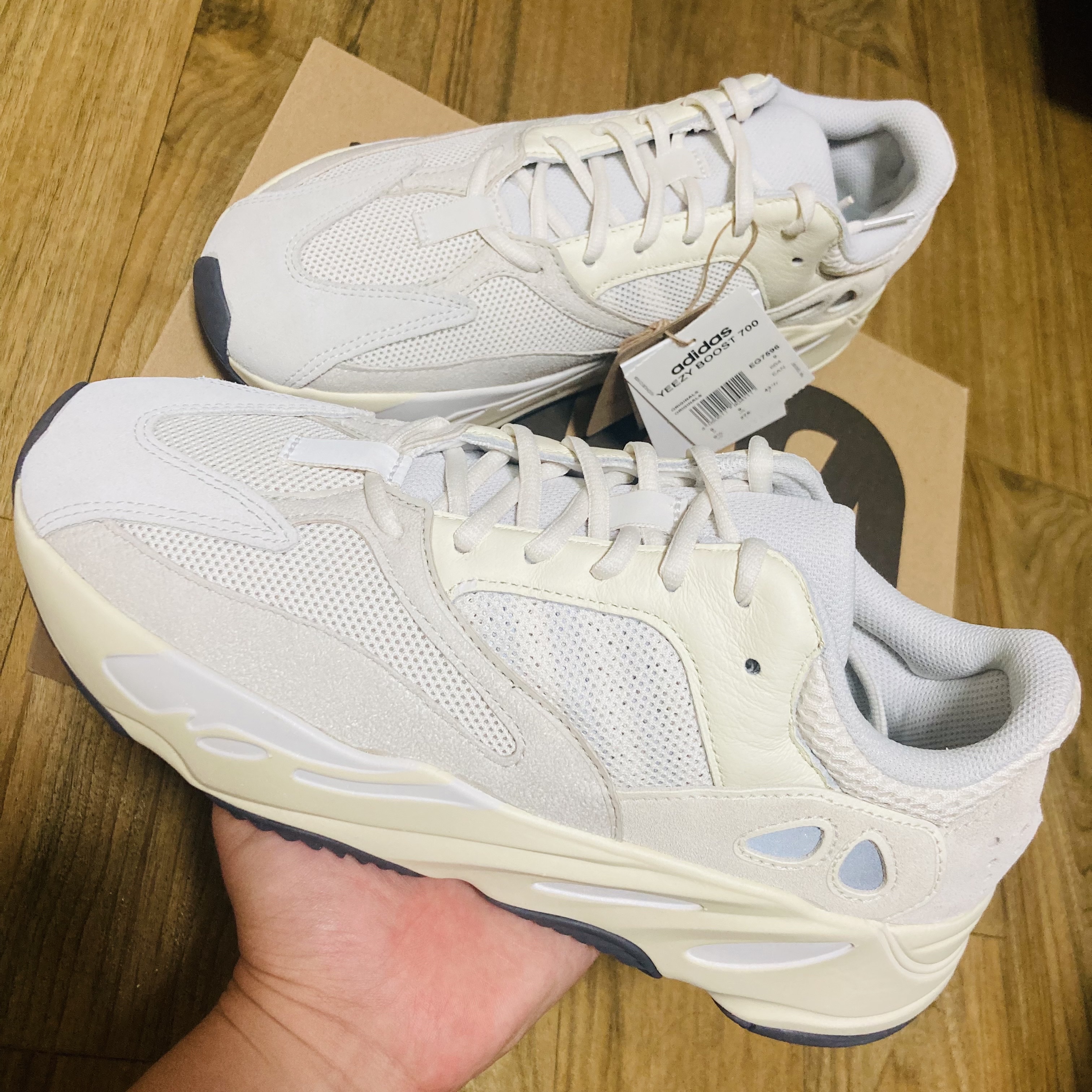 Adidas Yeezy Boost 700 Analog 2022/2023 착용 스타일