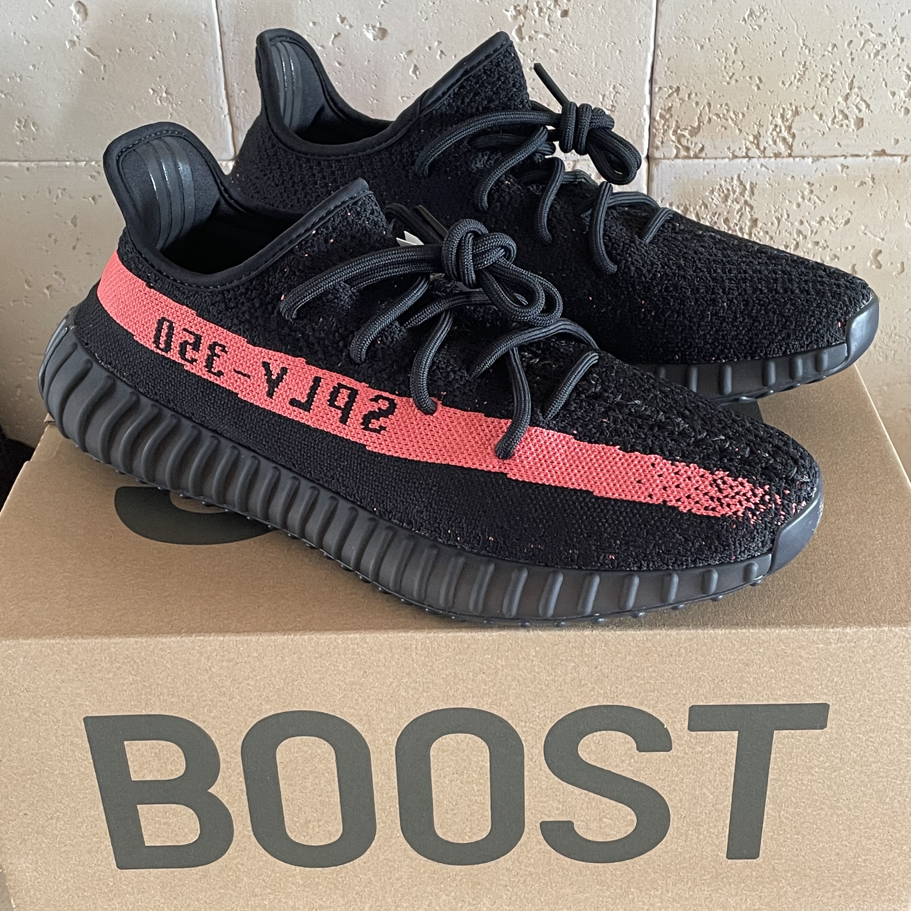 Adidas Yeezy Boost 350 V2 Core Black Red 2022/2023, Nike Dunk Low Retro Championship Court Purple 착용 스타일 - 2