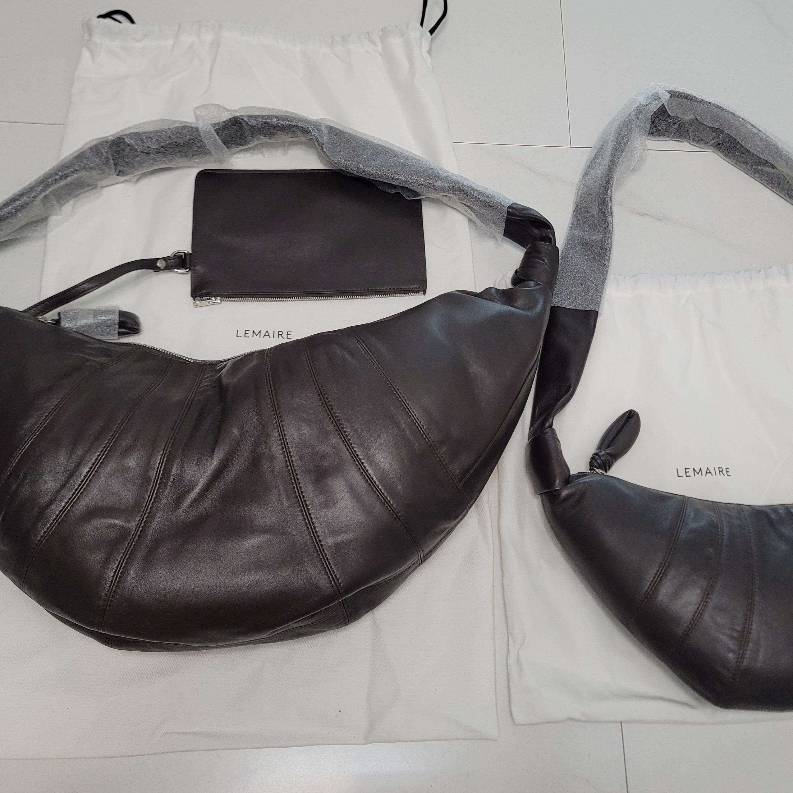 Lemaire Large Croissant Bag Soft Nappa Leather Dark Chocolate, Lemaire Small Croissant Bag Soft Nappa Leather Dark Chocolate 착용 스타일 - 4