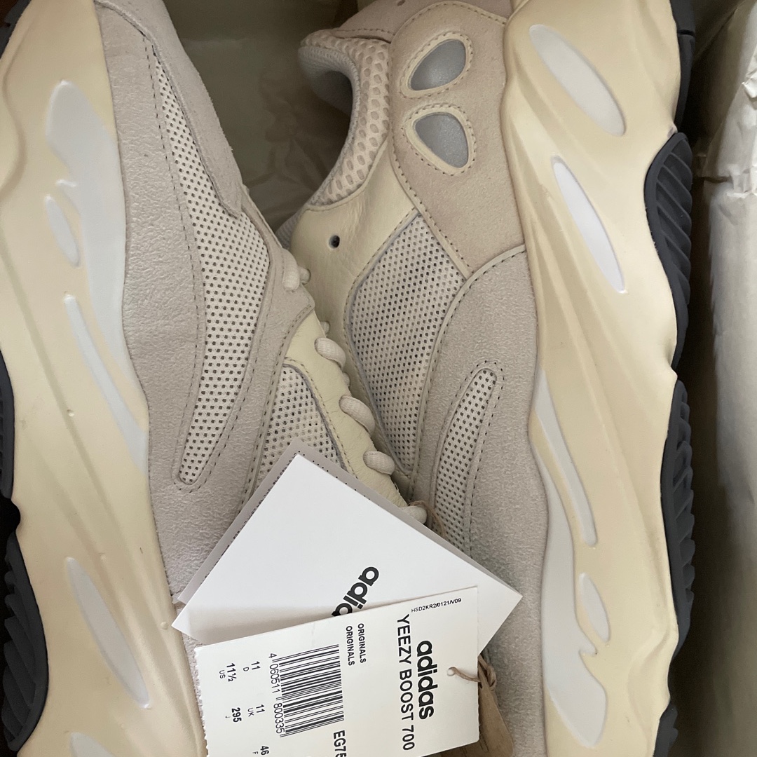 Adidas Yeezy Boost 700 Analog 2022/2023 착용 스타일 - 1