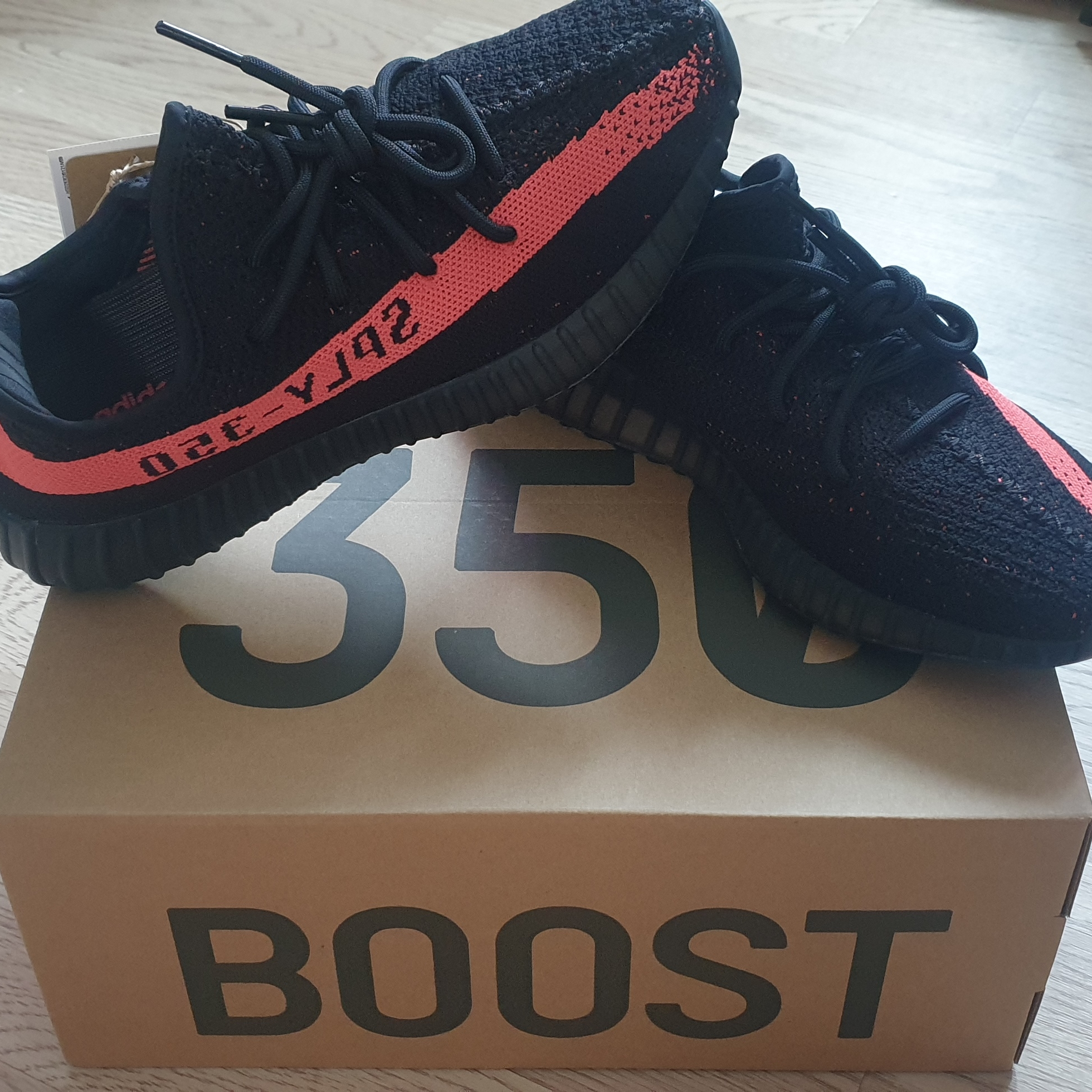 Adidas Yeezy Boost 350 V2 Core Black Red 2022/2023 착용 스타일 - 3