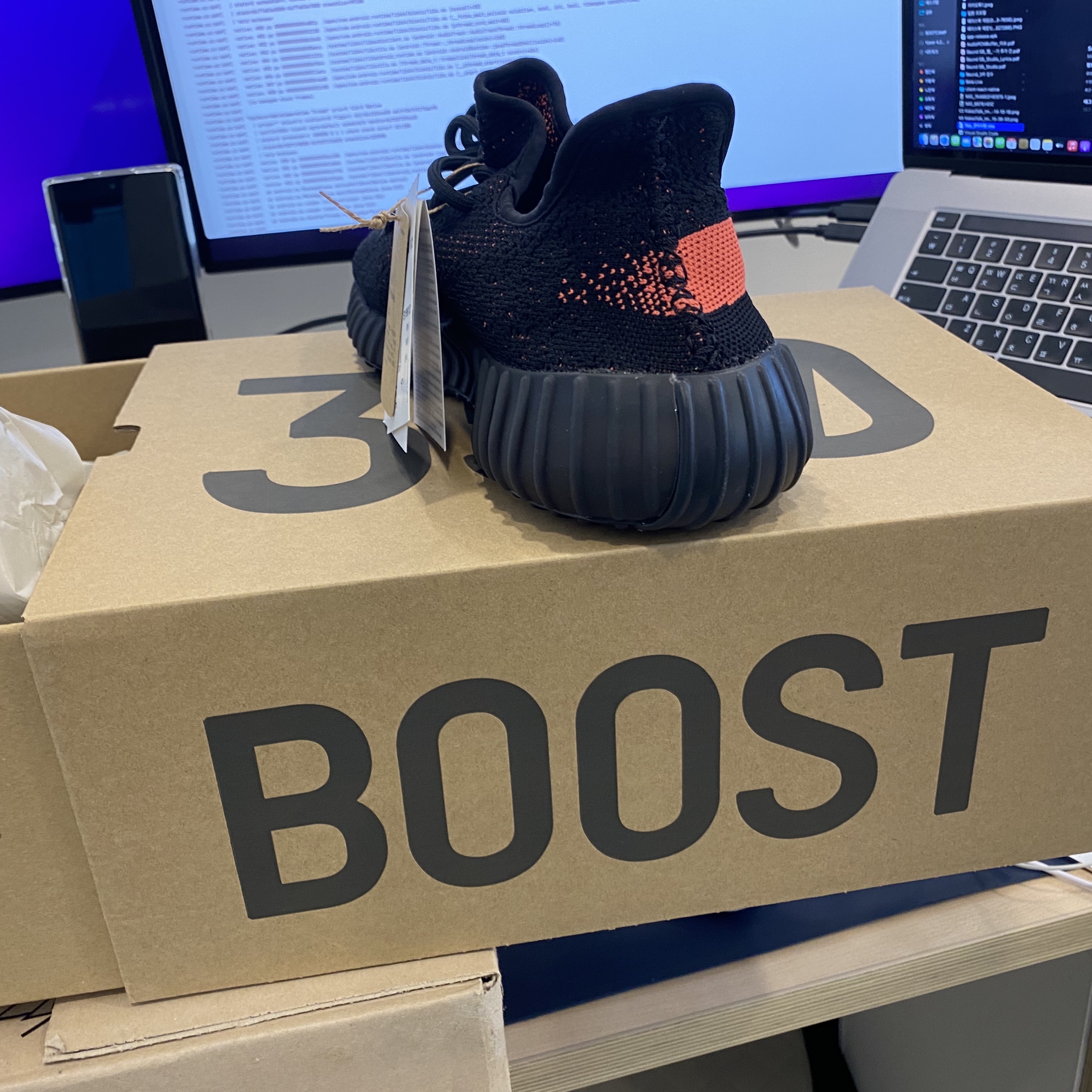 Adidas Yeezy Boost 350 V2 Core Black Red 2022/2023 착용 스타일 - 3