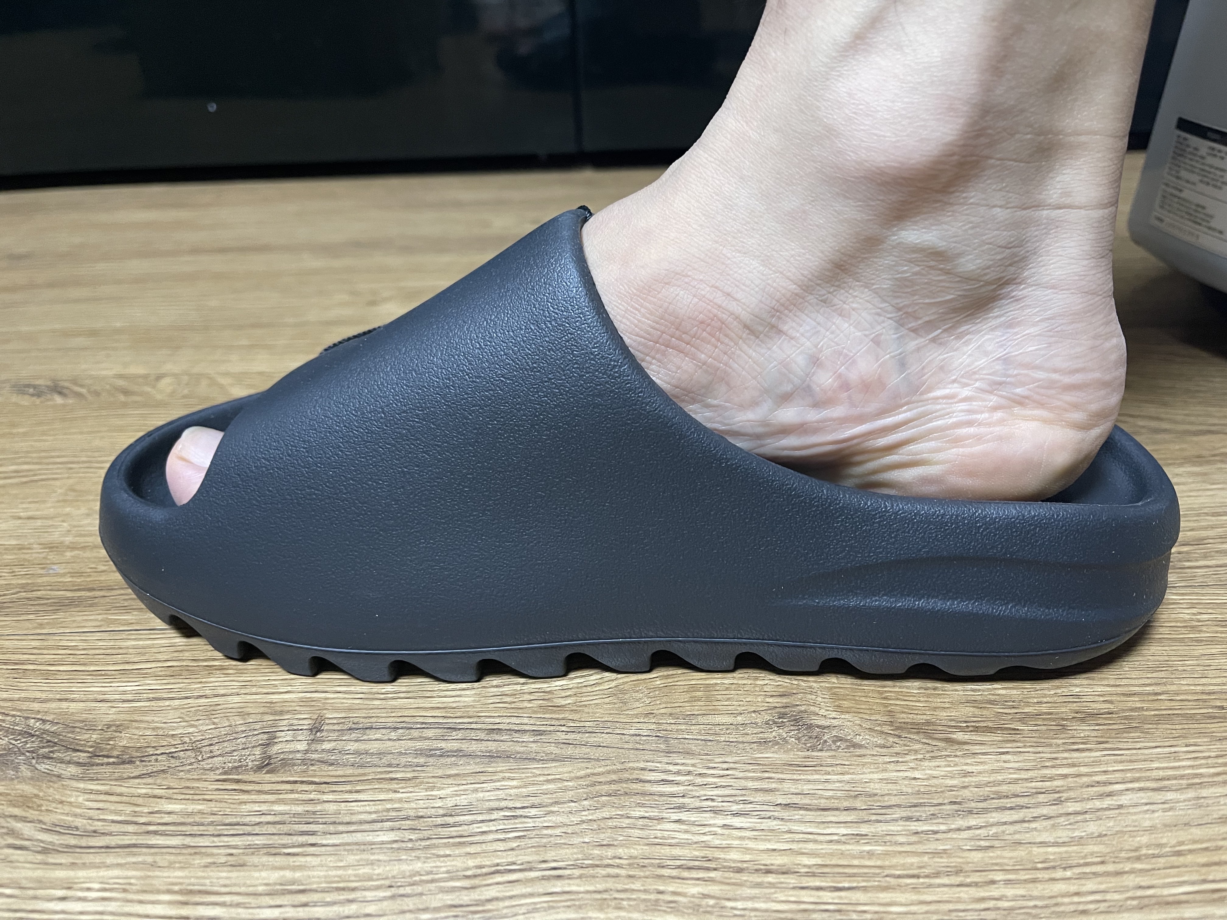 Adidas Yeezy Slide Onyx 착용 스타일 - 3