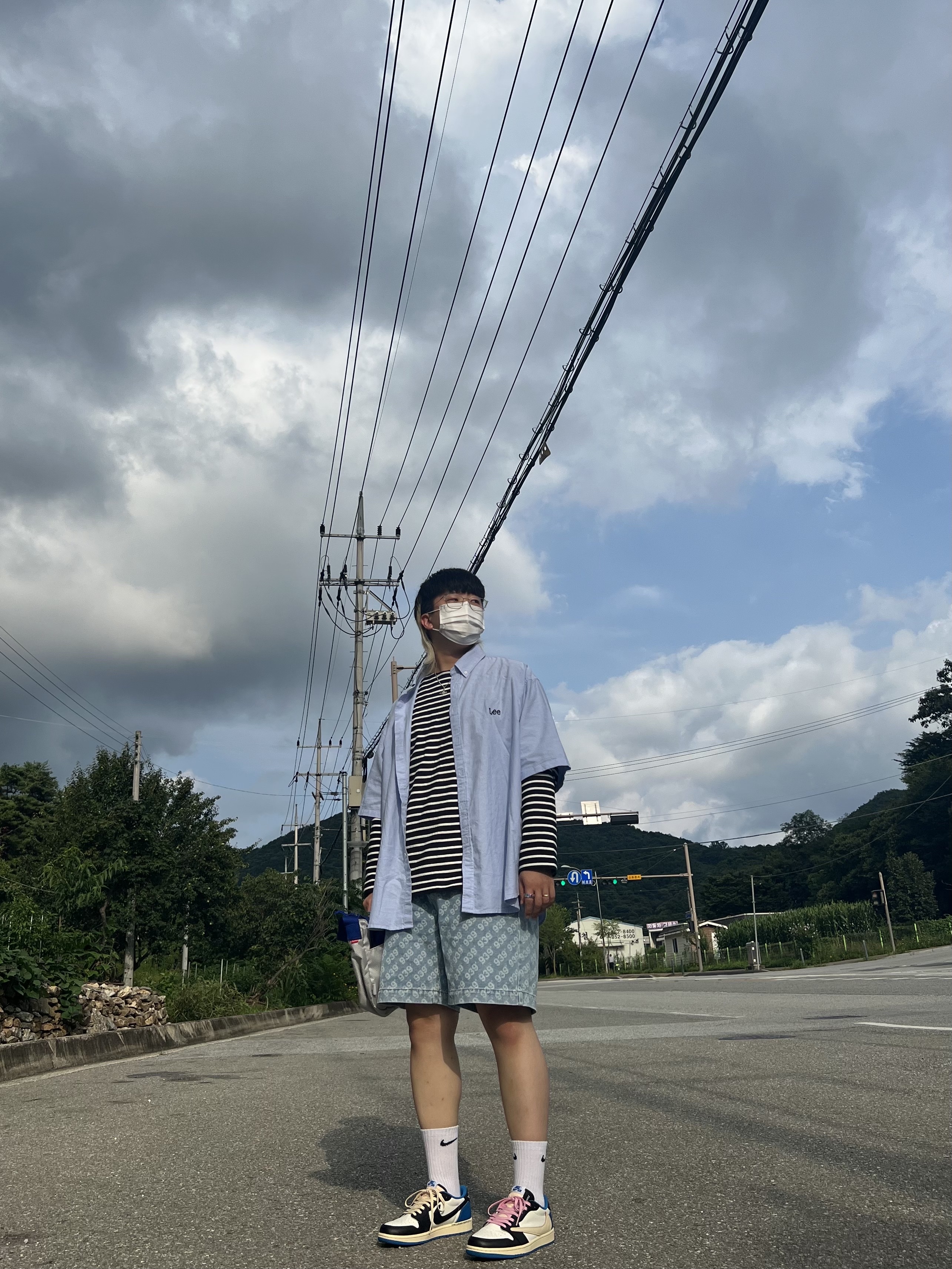 Jordan 1 x Travis Scott x Fragment Retro Low OG SP Military Blue, Supreme Small Messenger Bag Silver - 22SS 착용 스타일 - 2