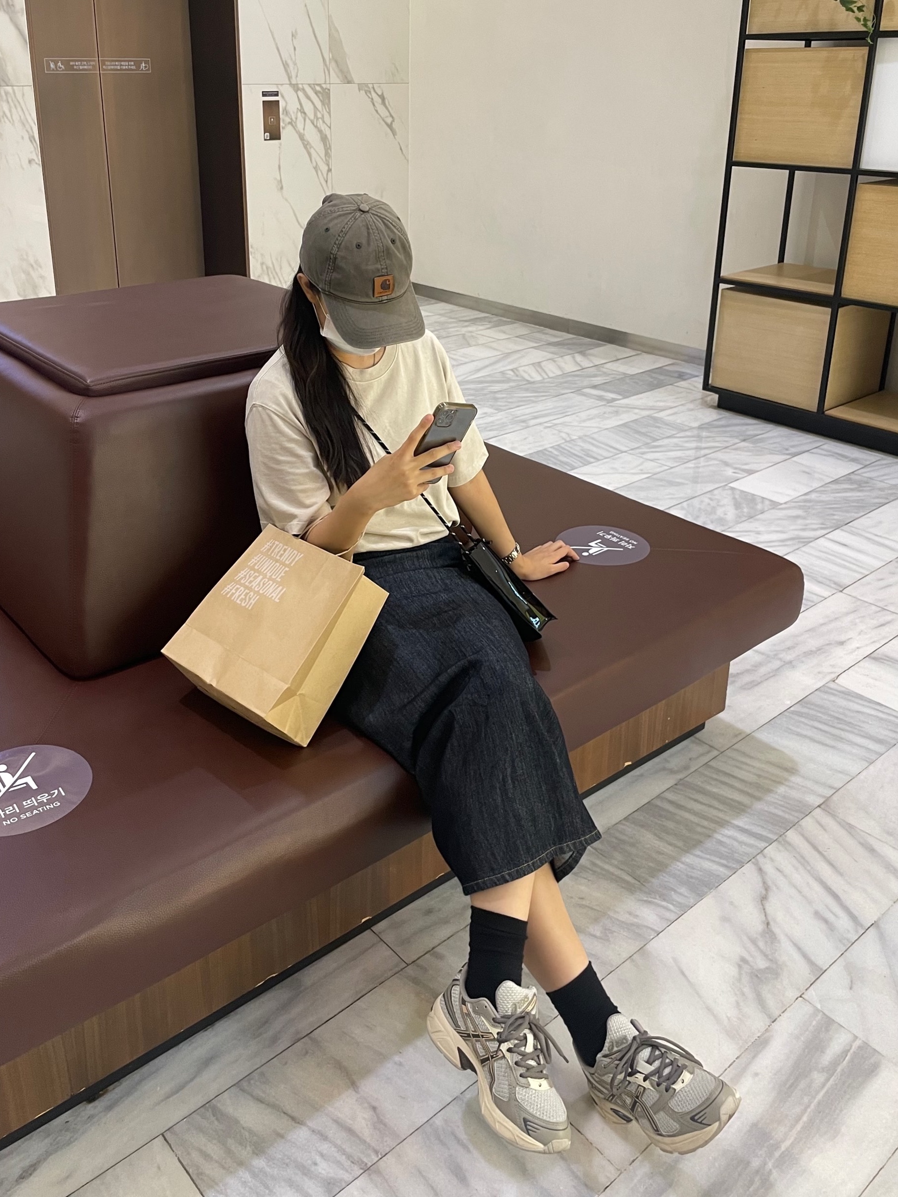 IAB Studio Pigment T-Shirt Oatmeal, IAB Studio x Casetify Logo Sling Bag Jet Black 착용 스타일 - 3