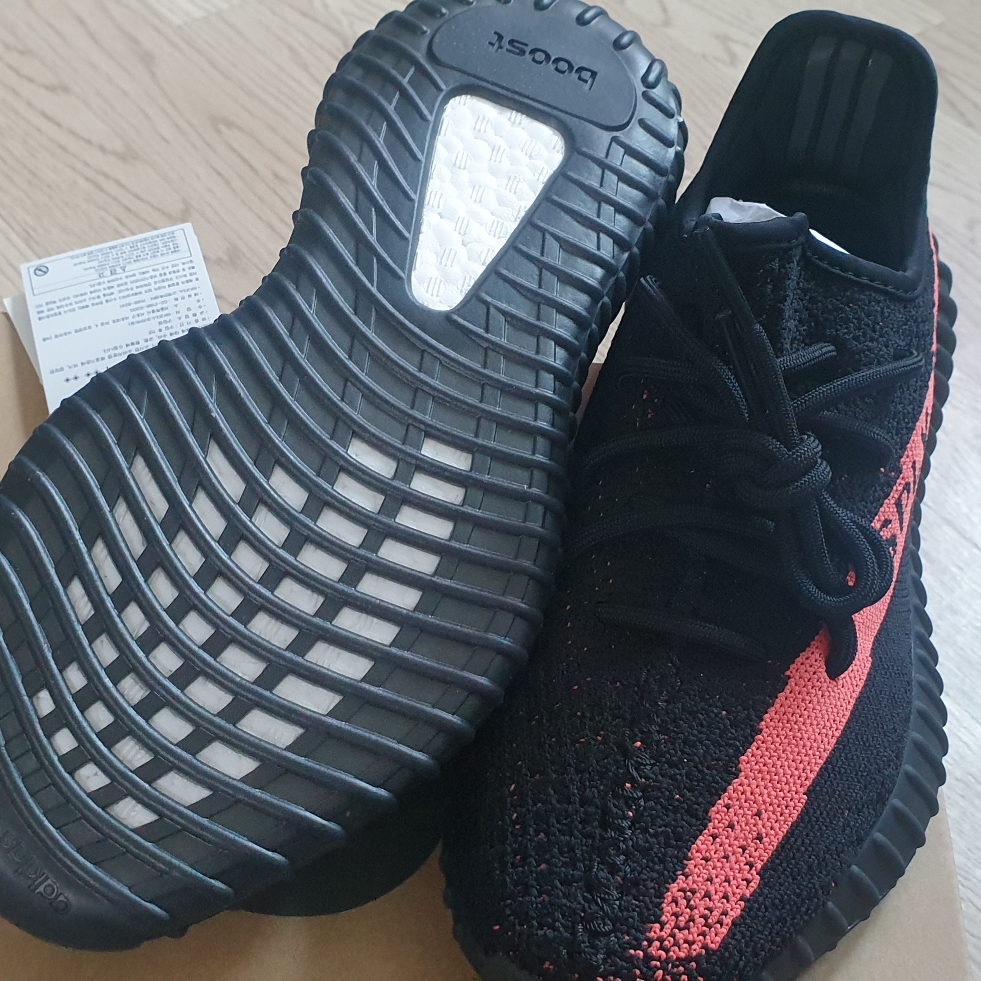 Adidas Yeezy Boost 350 V2 Core Black Red 2022/2023 착용 스타일 - 4