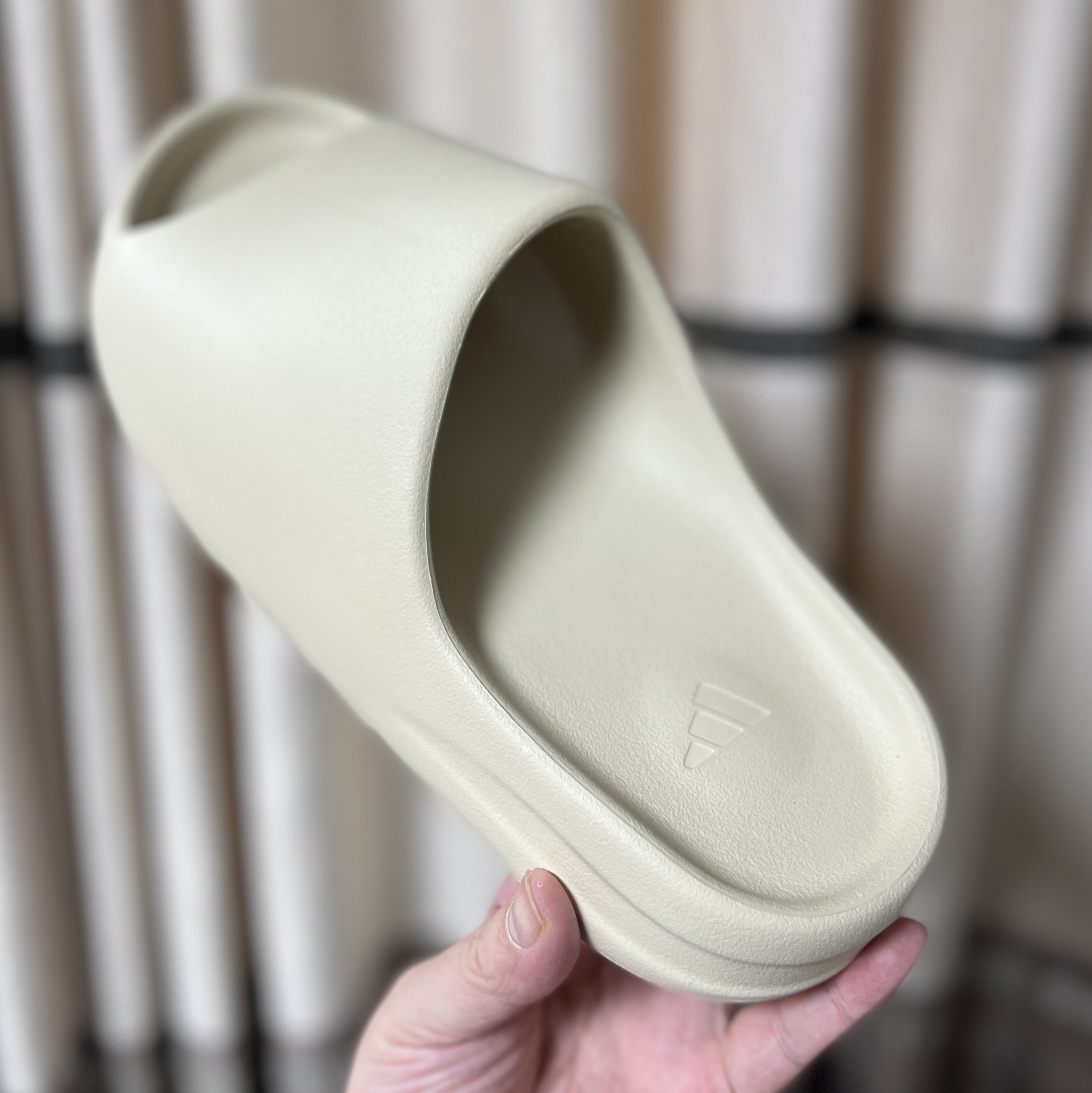 Adidas Yeezy Slide Bone 2022/2023 착용 스타일 - 2