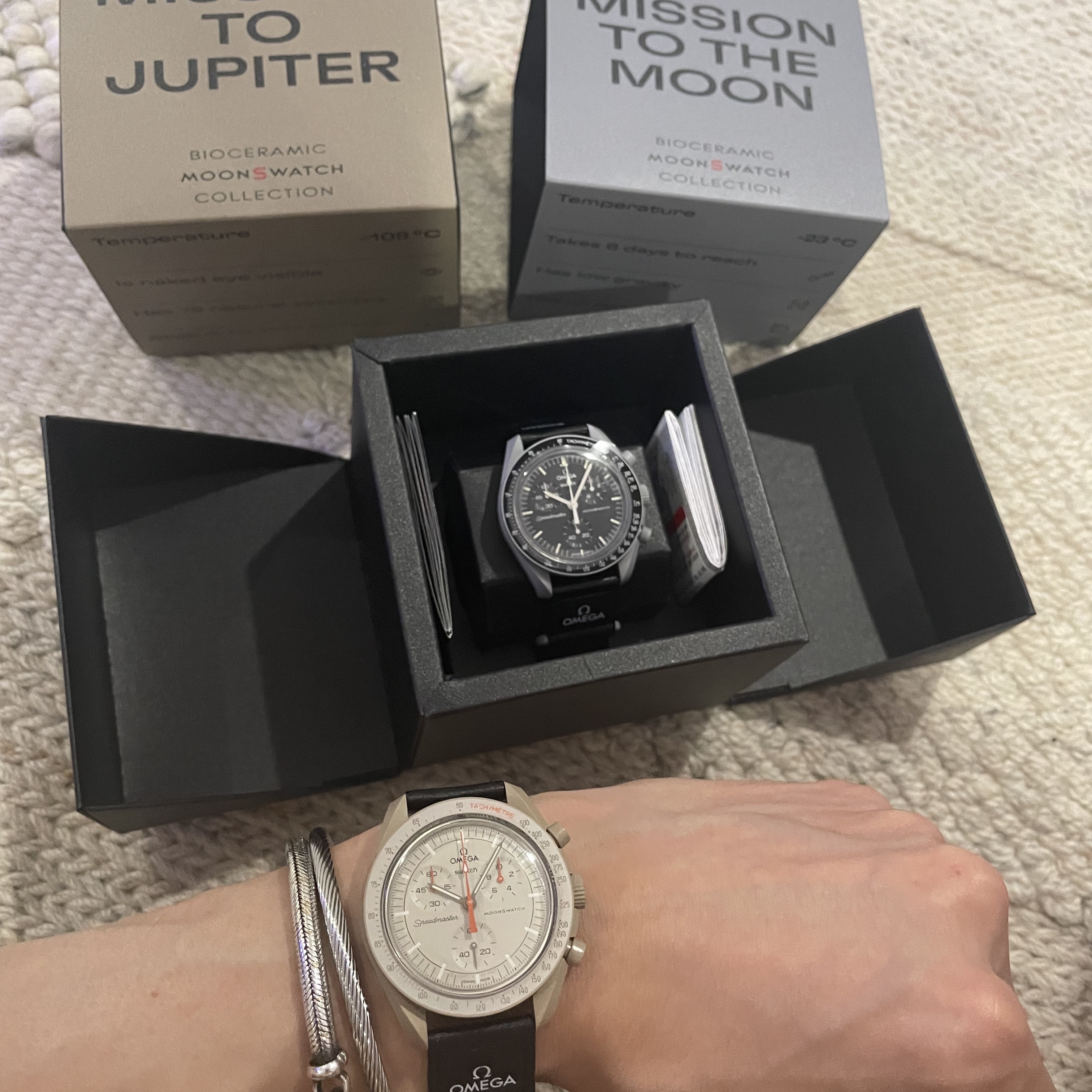 Swatch x Omega Bioceramic MoonSwatch Mission To Jupiter, Swatch x Omega Bioceramic MoonSwatch Mission To The Moon 착용 스타일 - 2