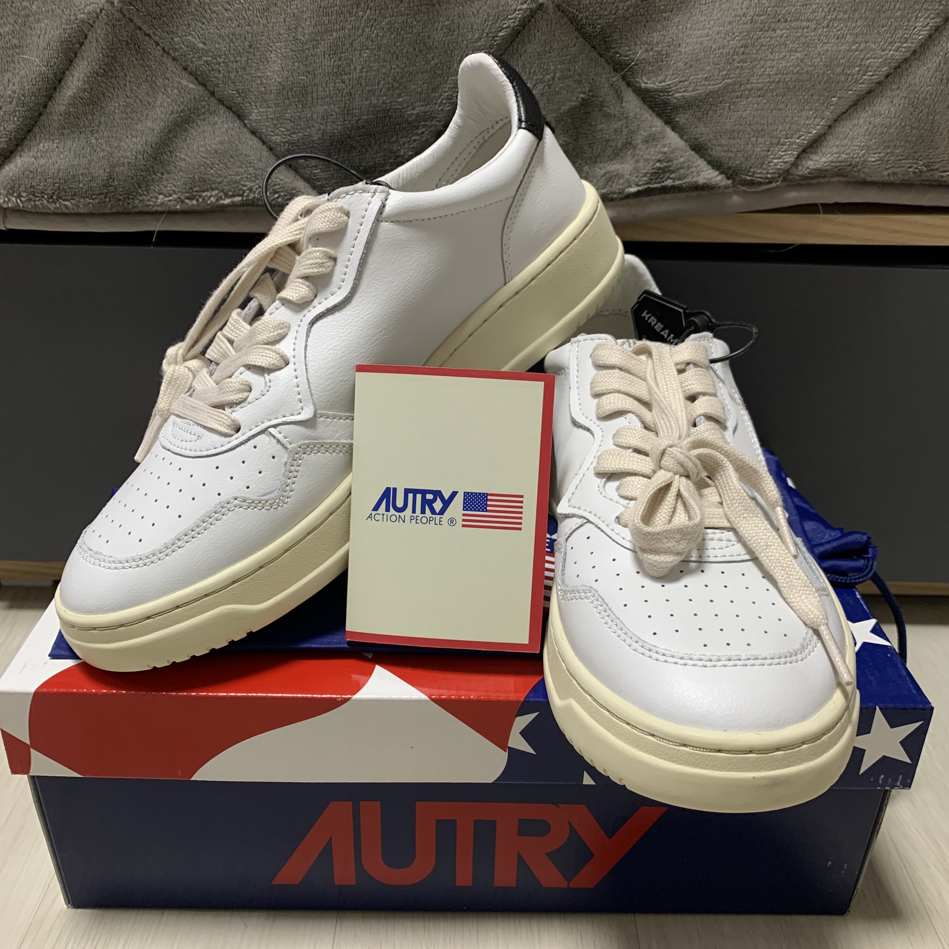 Autry Medalist Low Leather Sneakers White Black 착용 스타일 - 1