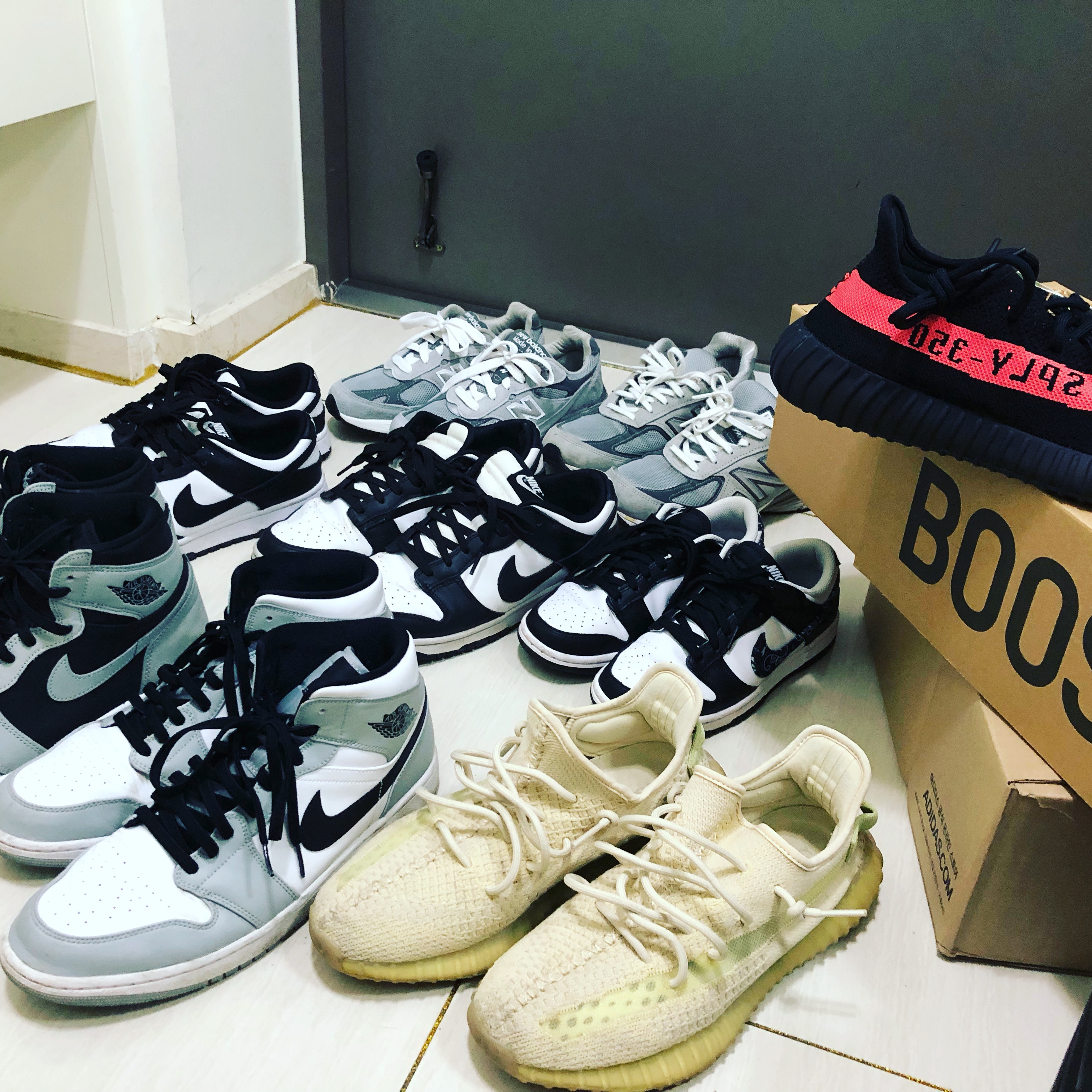Adidas Yeezy Boost 350 V2 Core Black Red 2022/2023 착용 스타일