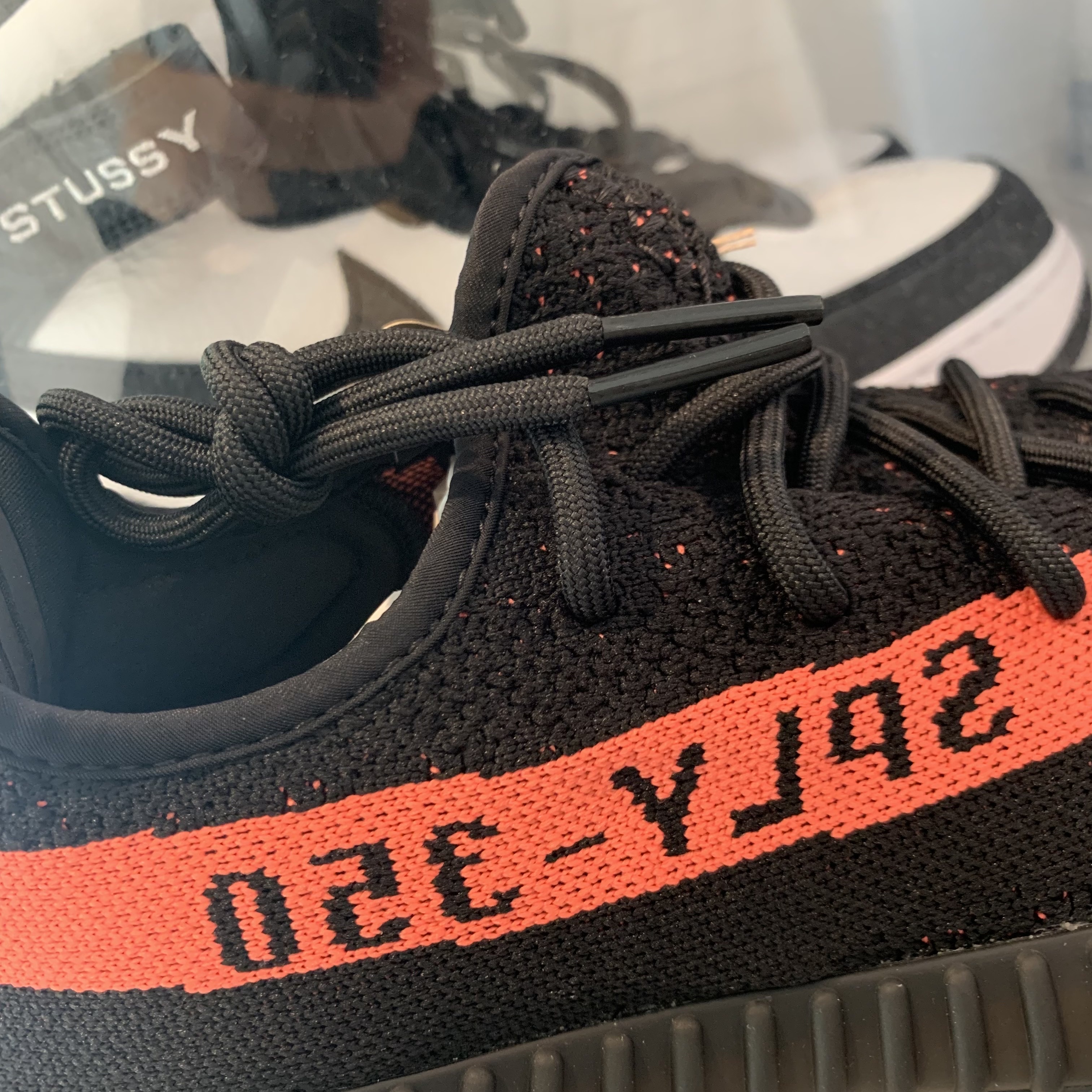 Adidas Yeezy Boost 350 V2 Core Black Red 2022/2023 착용 스타일 - 1