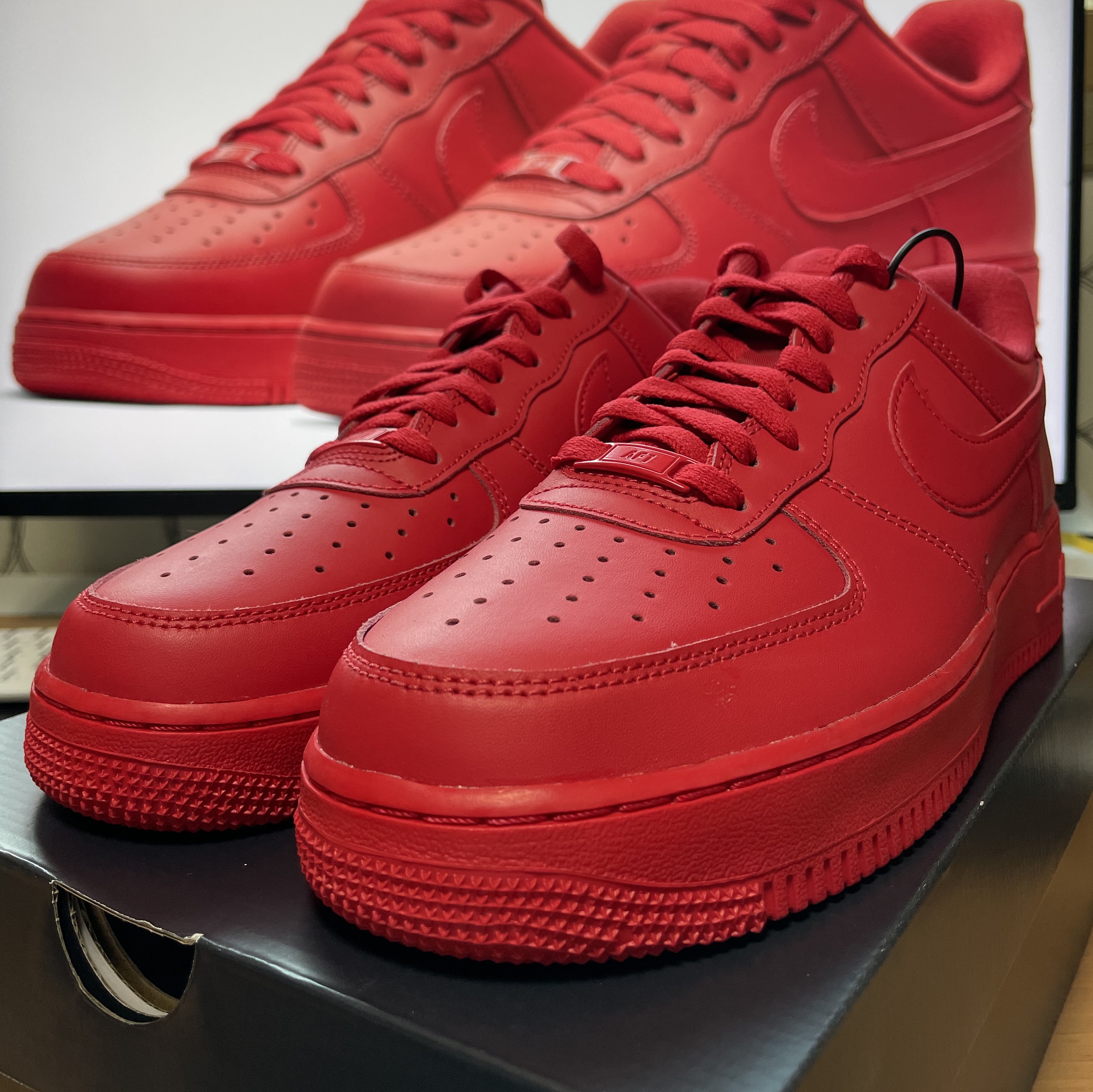 Nike Air Force 1 '07 LV8 Low 1 Triple Red 착용 스타일 - 2