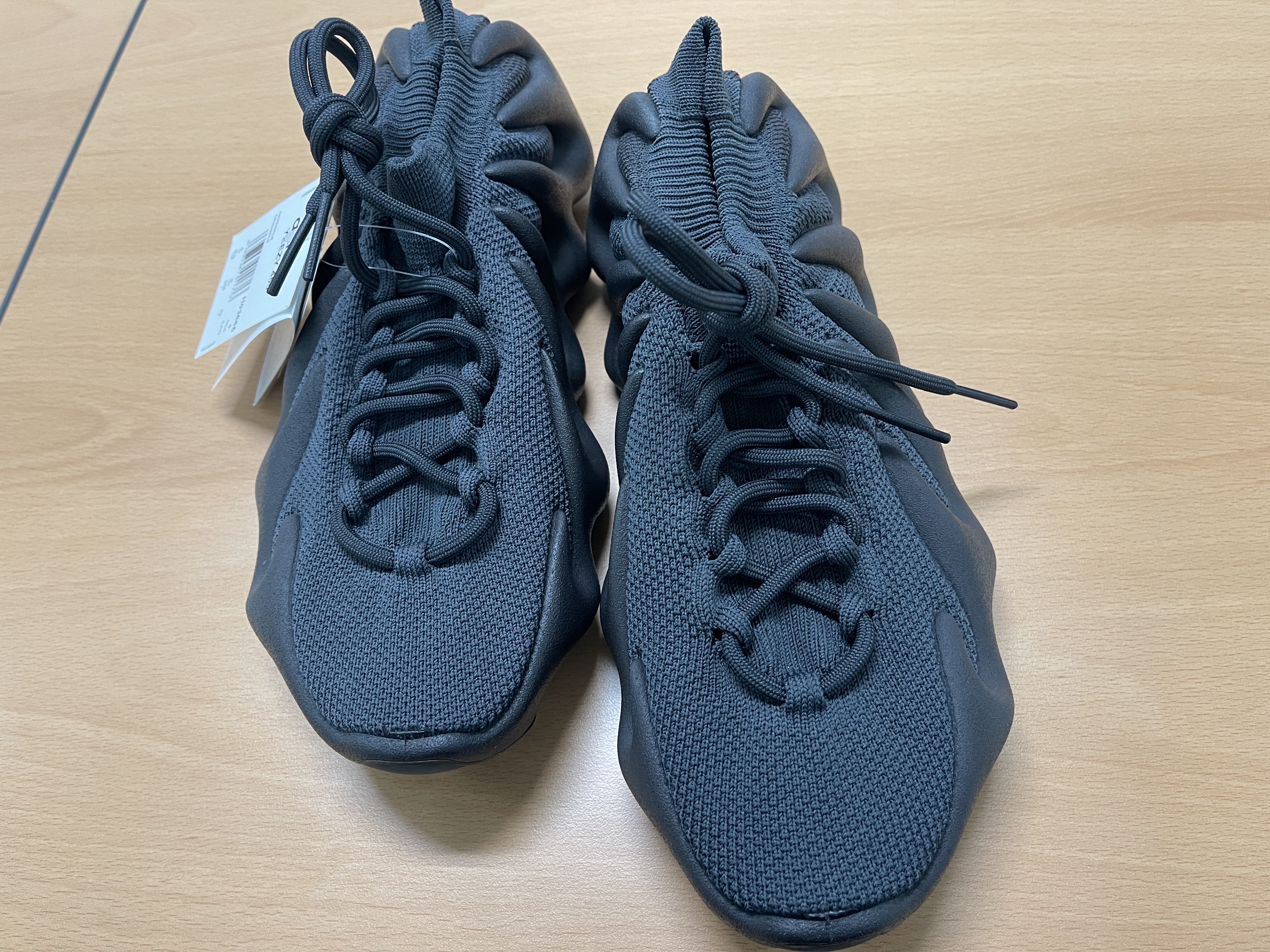 Adidas Yeezy 450 Utility Black 착용 스타일 - 2