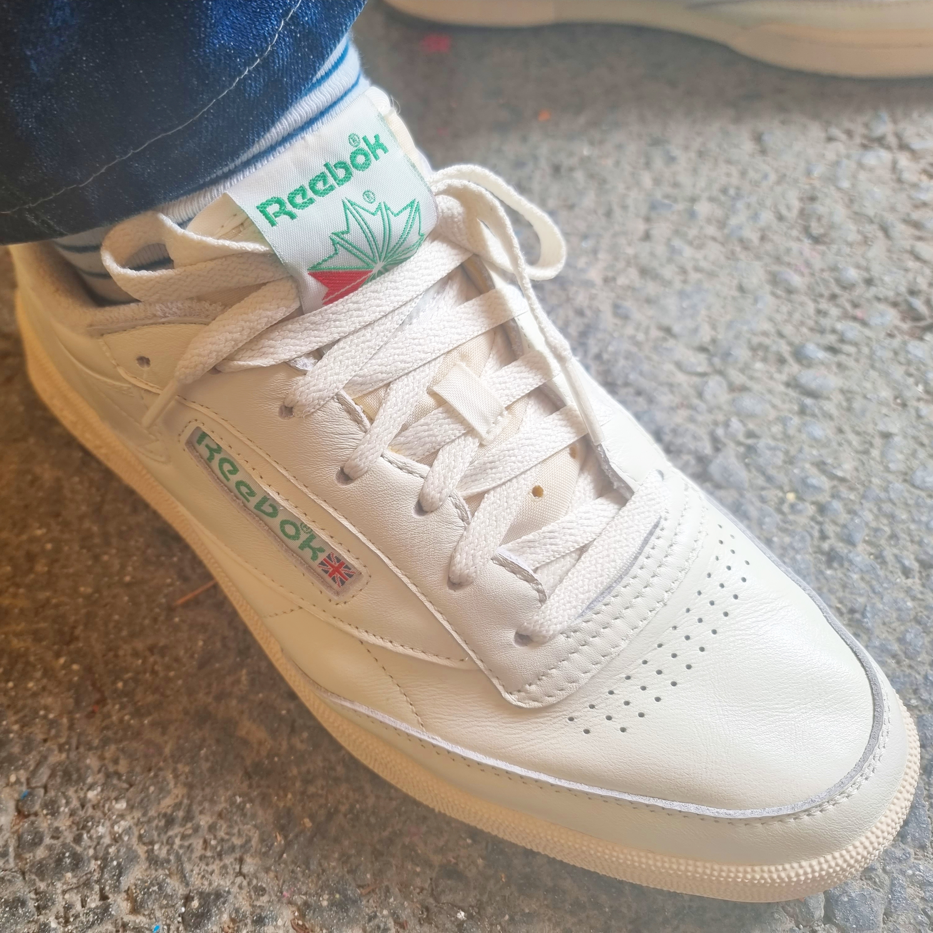 Maison Kitsune Oly Palais Royal Cookie Classic T-Shirt White, Reebok Club C 85 Vintage Chalk Green 착용 스타일 - 2