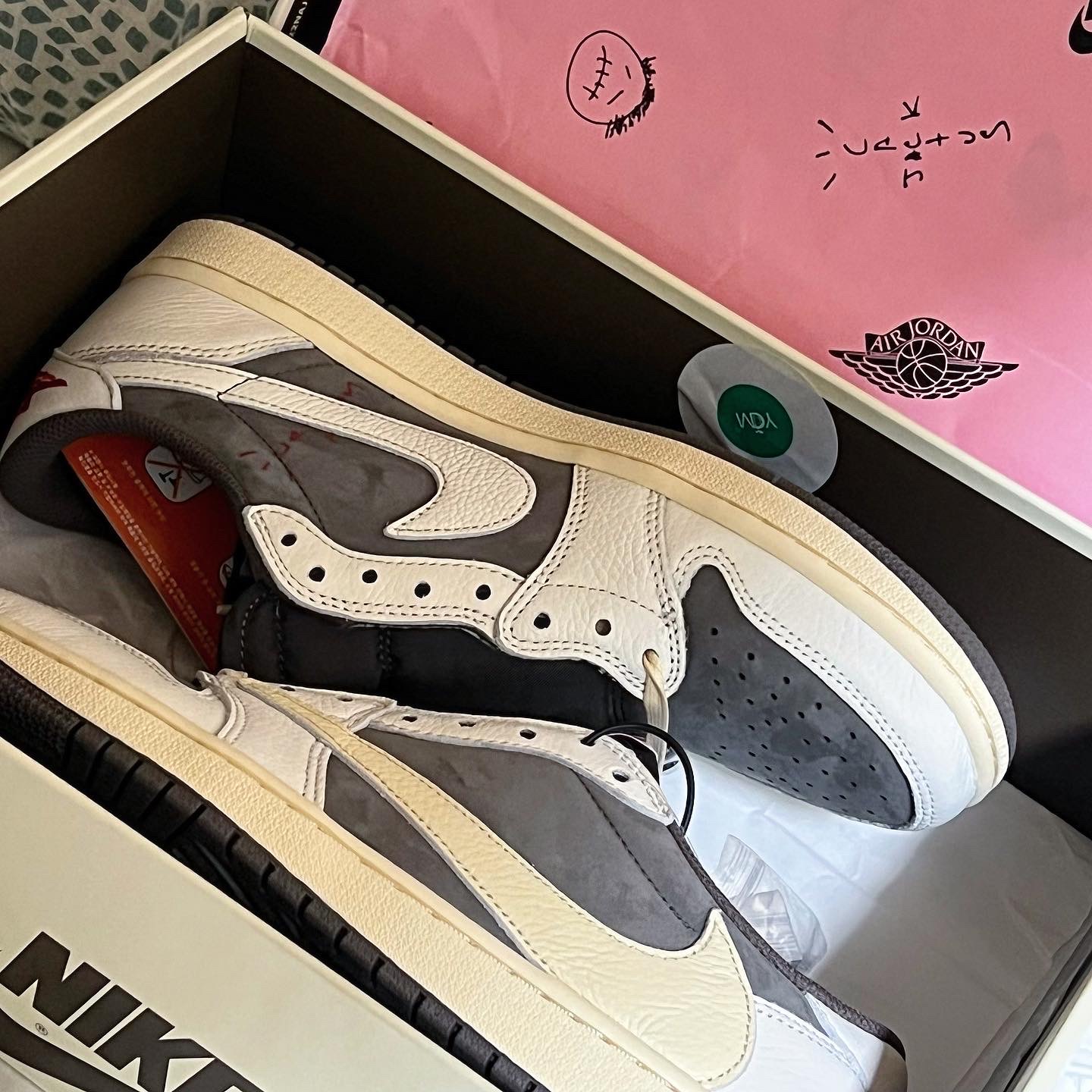 Jordan 1 x Travis Scott Retro Low OG SP Sail and Ridgerock 착용 스타일 - 2
