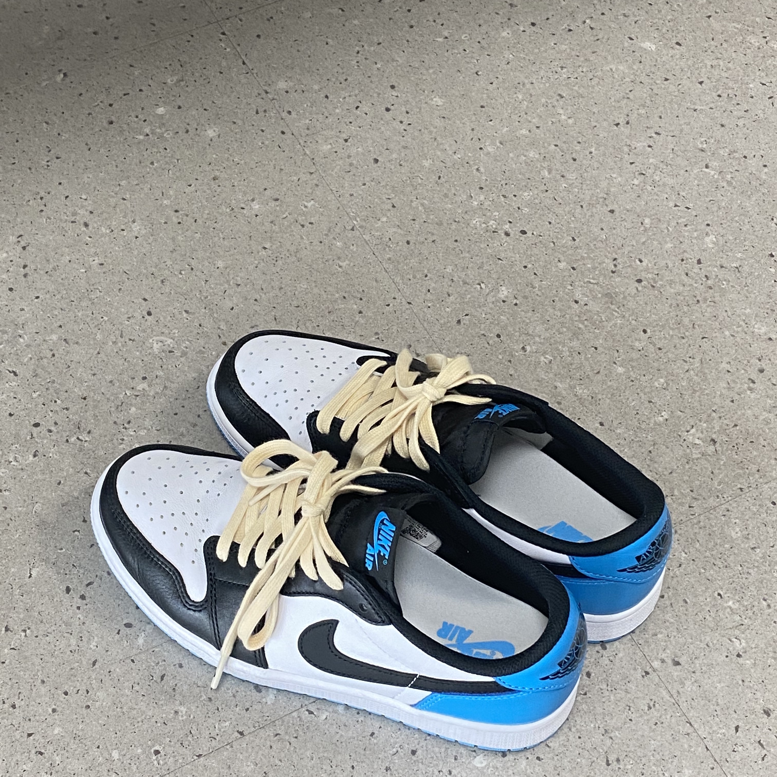Jordan 1 Retro Low OG Black and Dark Powder Blue 착용 스타일