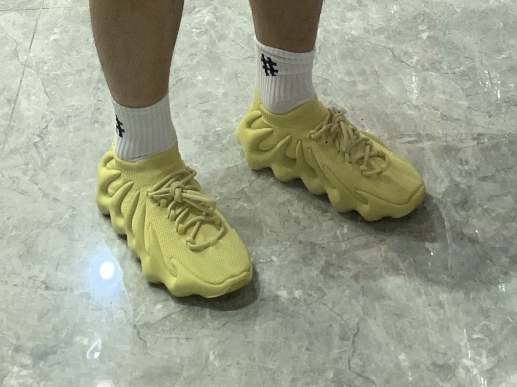 Adidas Yeezy 450 Sulfur 착용 스타일