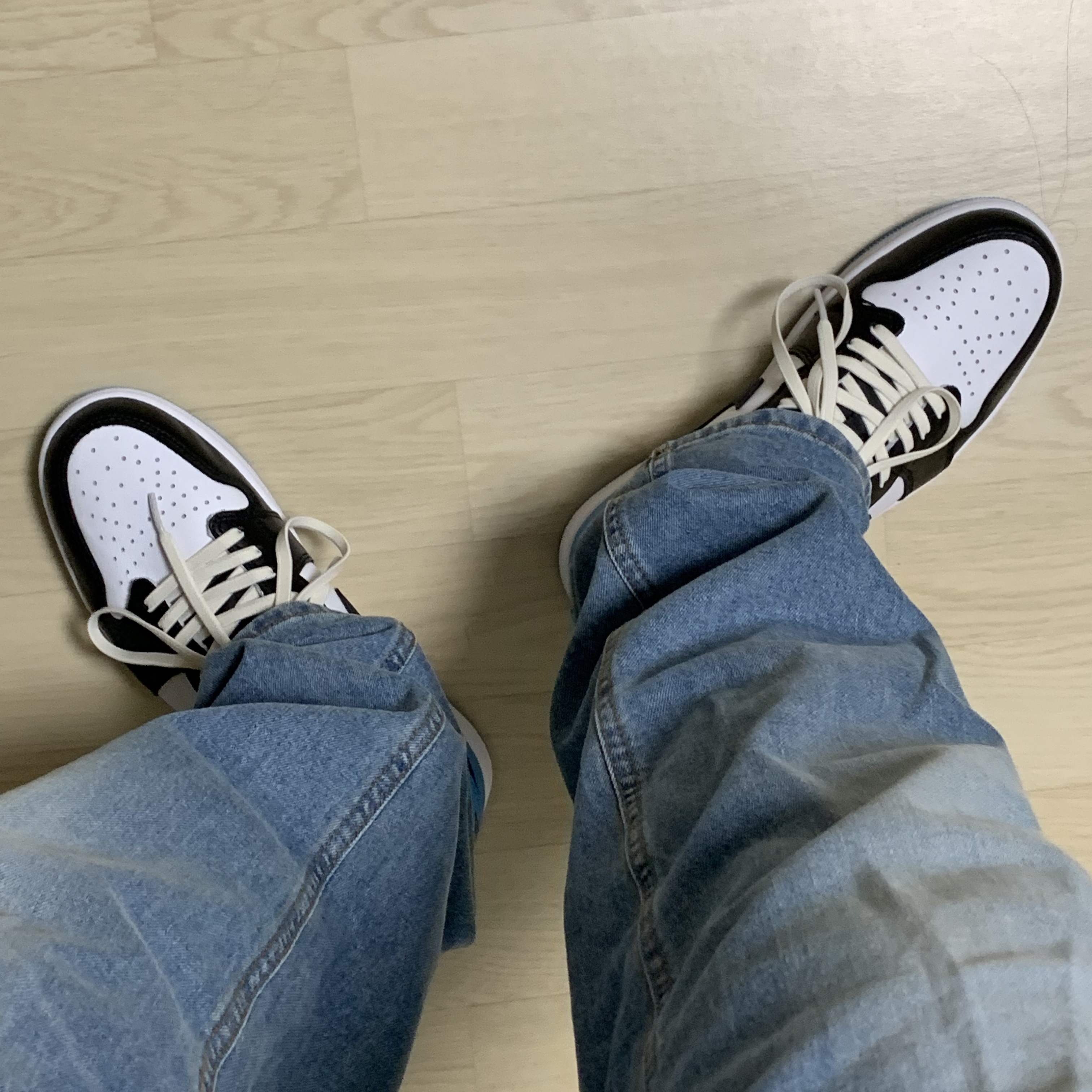 Jordan 1 Retro Low OG Black and Dark Powder Blue 착용 스타일 - 4