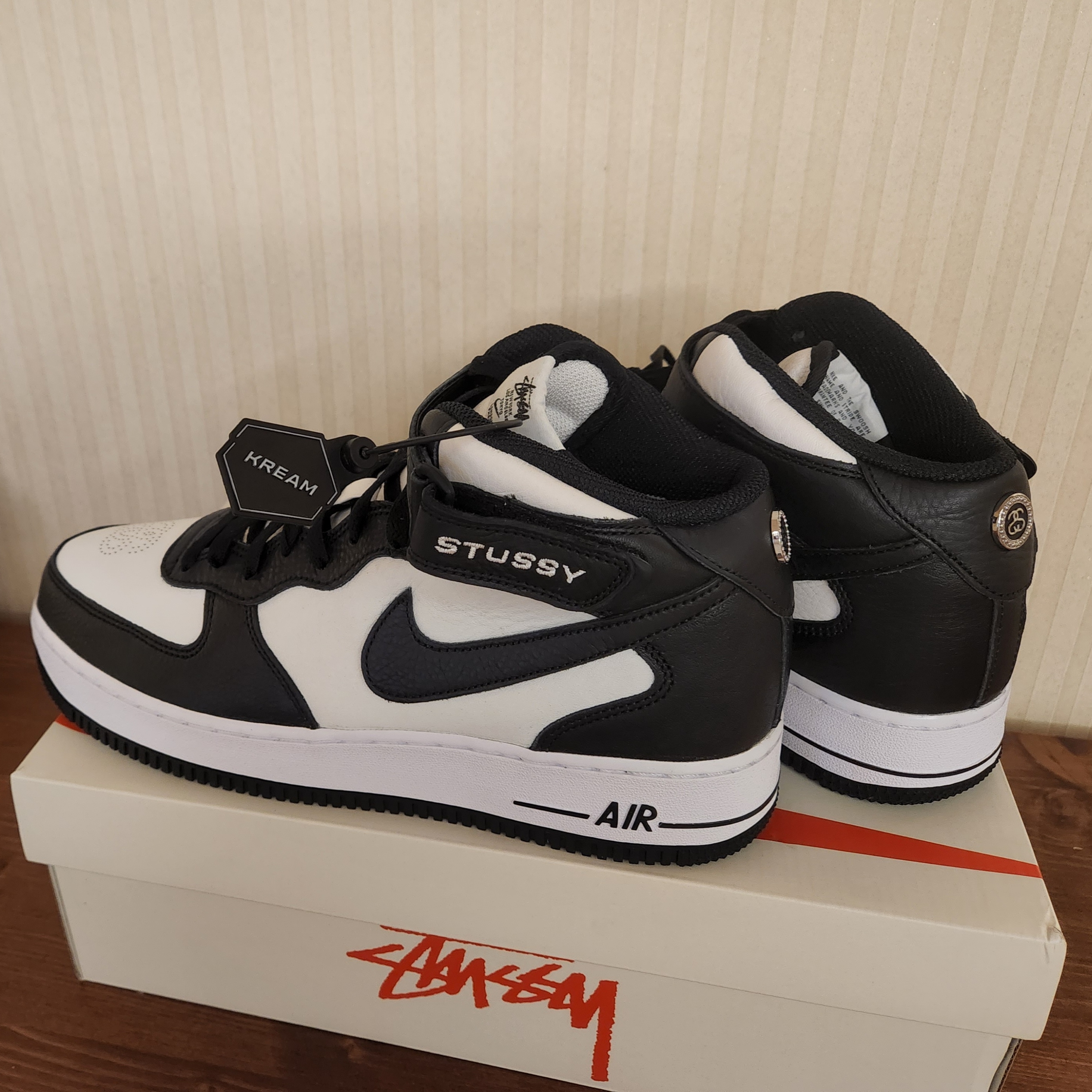 Nike x Stussy Air Force 1 '07 Mid SP Black and Light Bone 착용 스타일