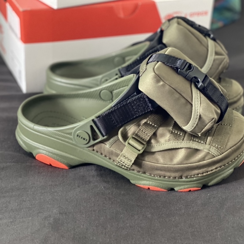 Crocs x Beams Classic All Terrain MA-1 Jacket Clog Olive 착용 스타일 - 2