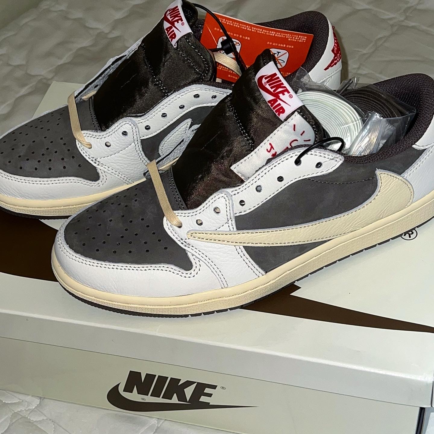 Jordan 1 x Travis Scott Retro Low OG SP Sail and Ridgerock 착용 스타일 - 3