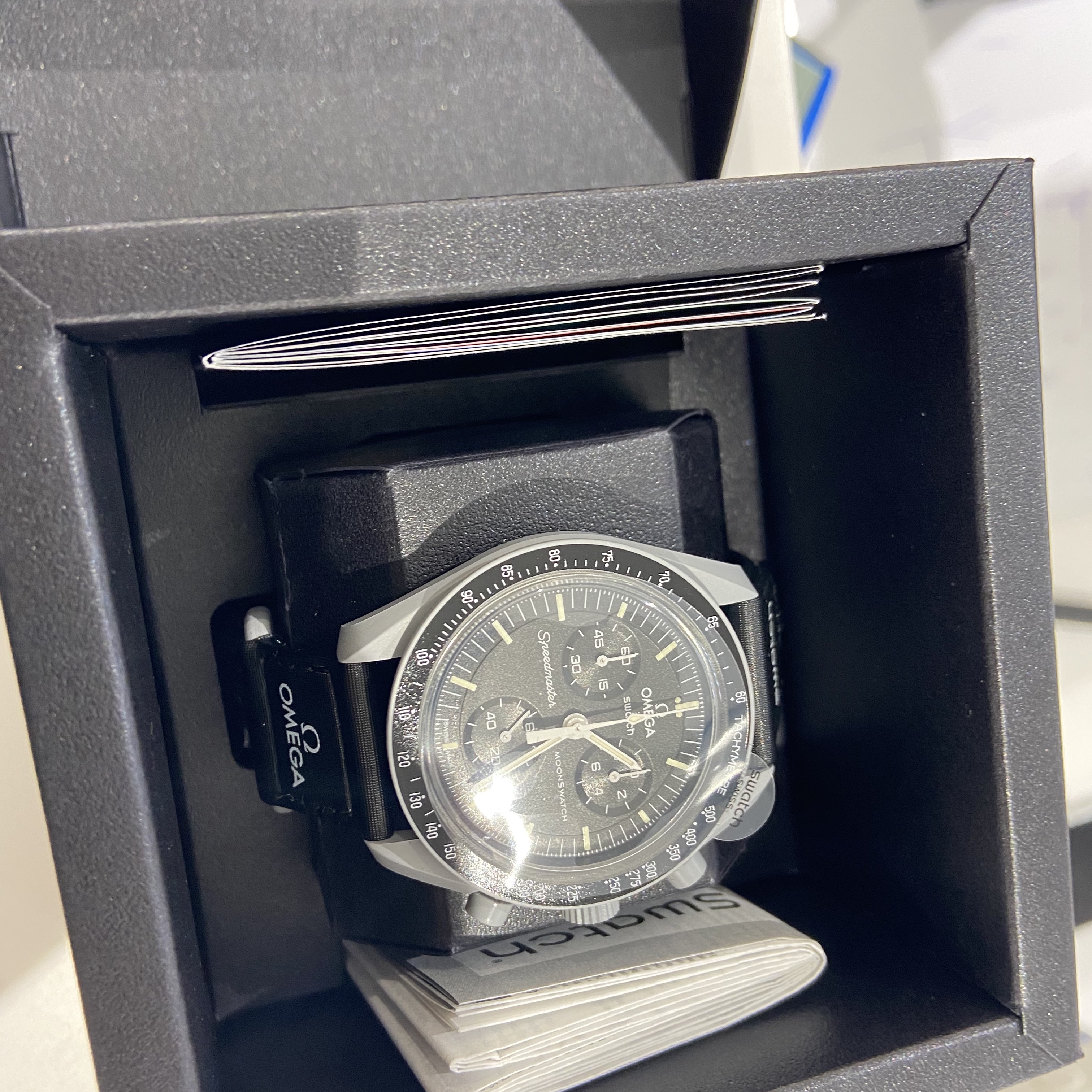 Swatch x Omega Bioceramic MoonSwatch Mission To The Moon 착용 스타일