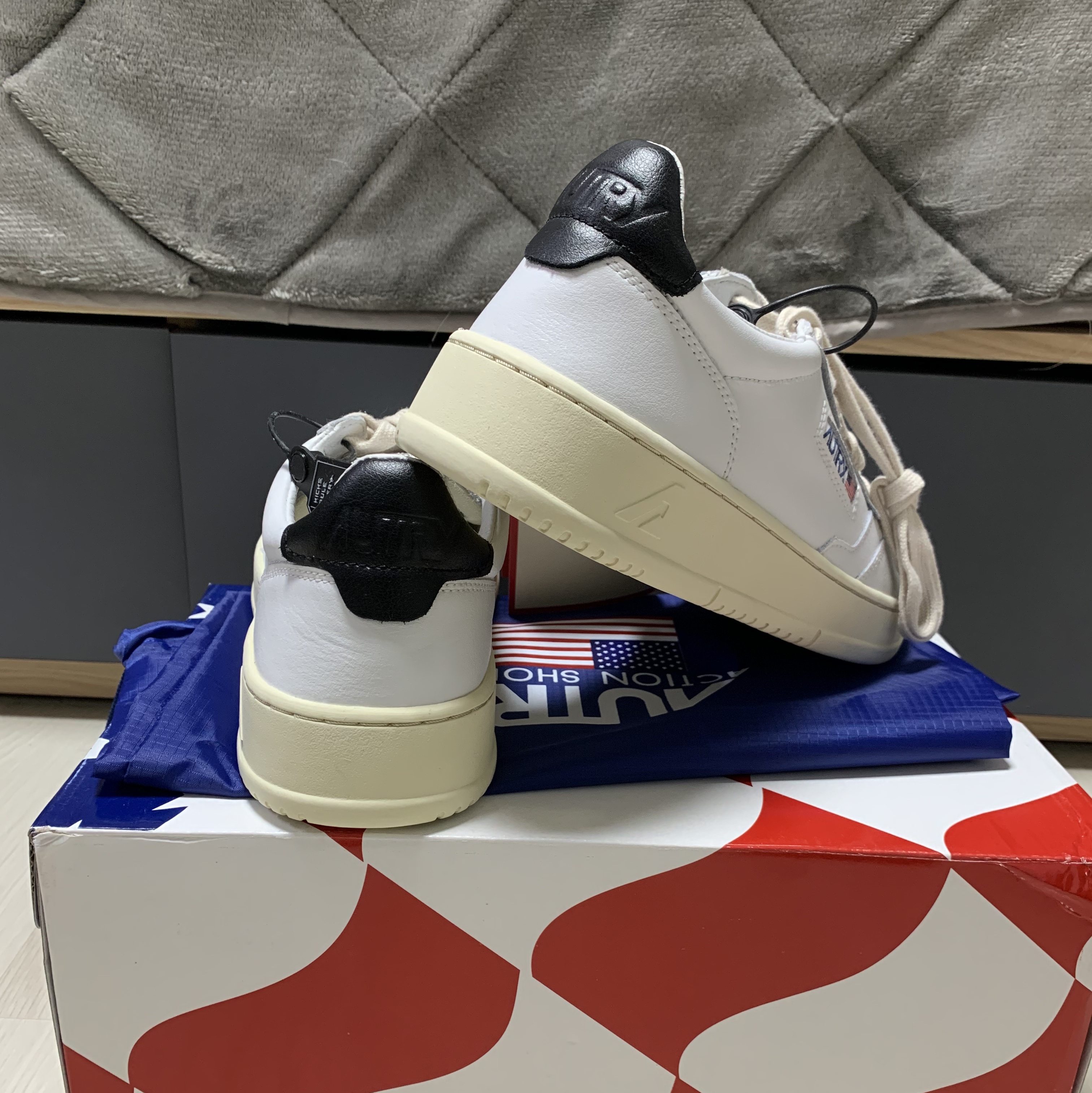 Autry Medalist Low Leather Sneakers White Black 착용 스타일 - 3