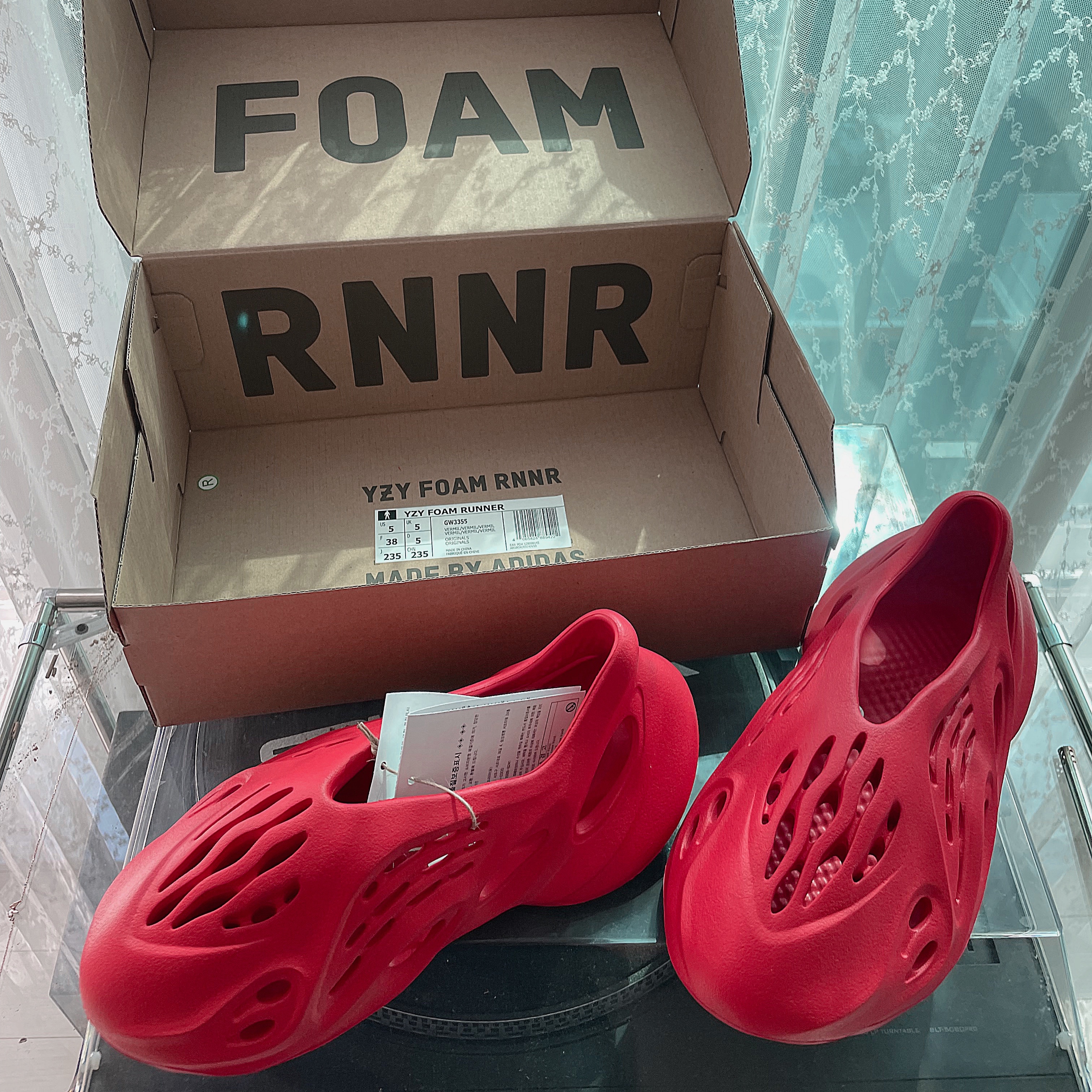 Adidas Yeezy Foam RNNR Vermilion 착용 스타일