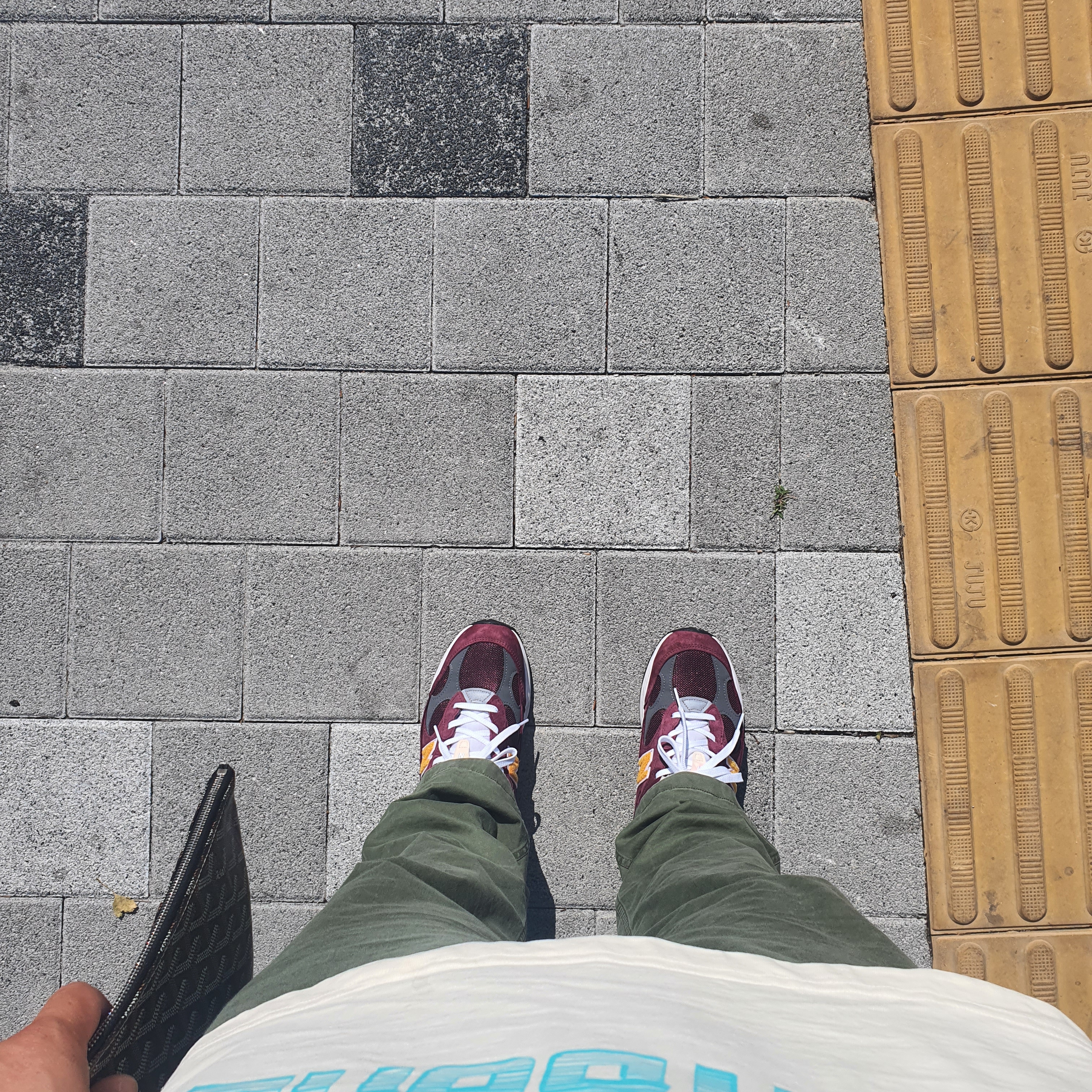 New Balance 992 Made in USA Burgundy Gold 착용 스타일 - 3