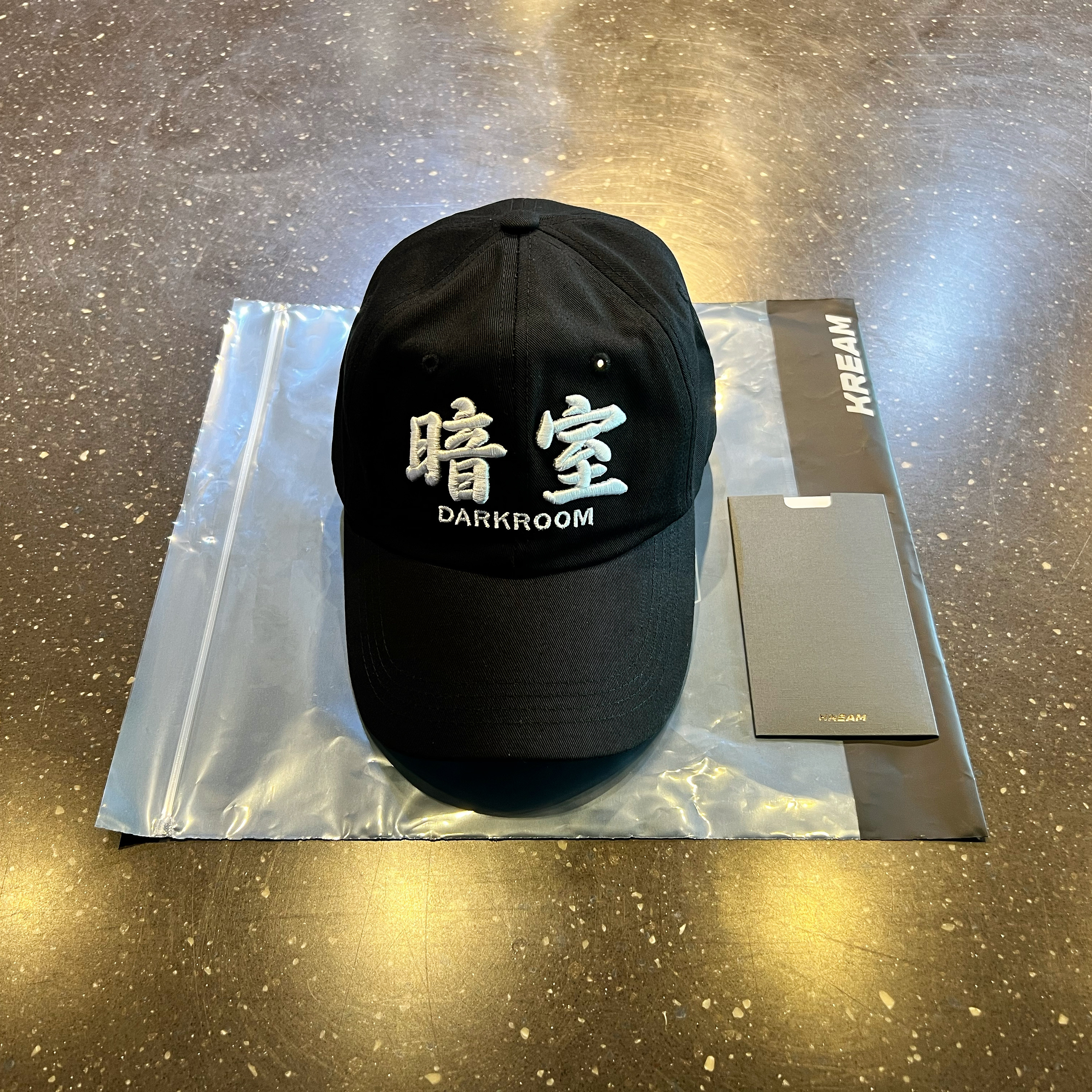 Darkr8m Studio White Logo Cap 착용 스타일