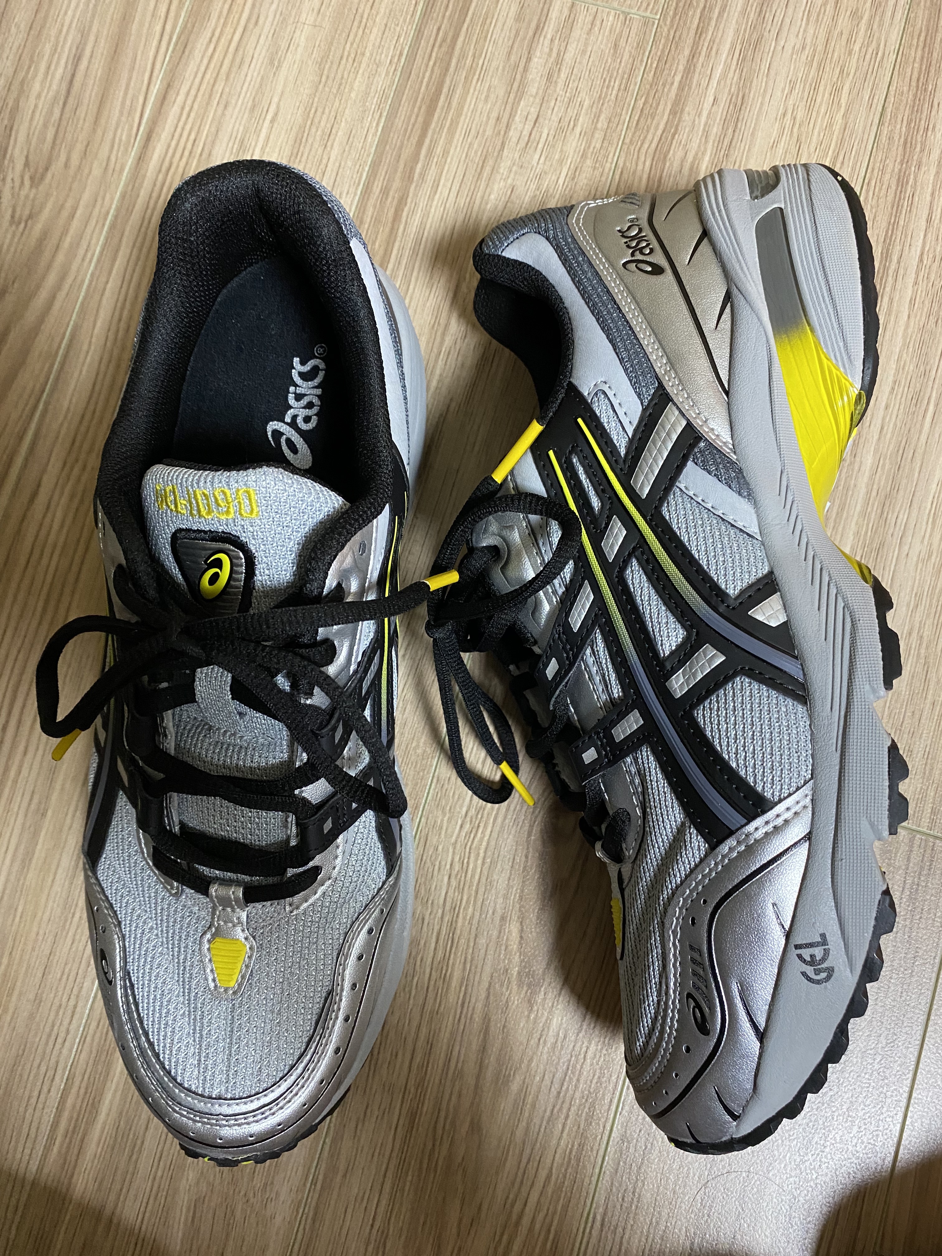 Asics Gel-1090 Mid Grey Black 착용 스타일 - 2
