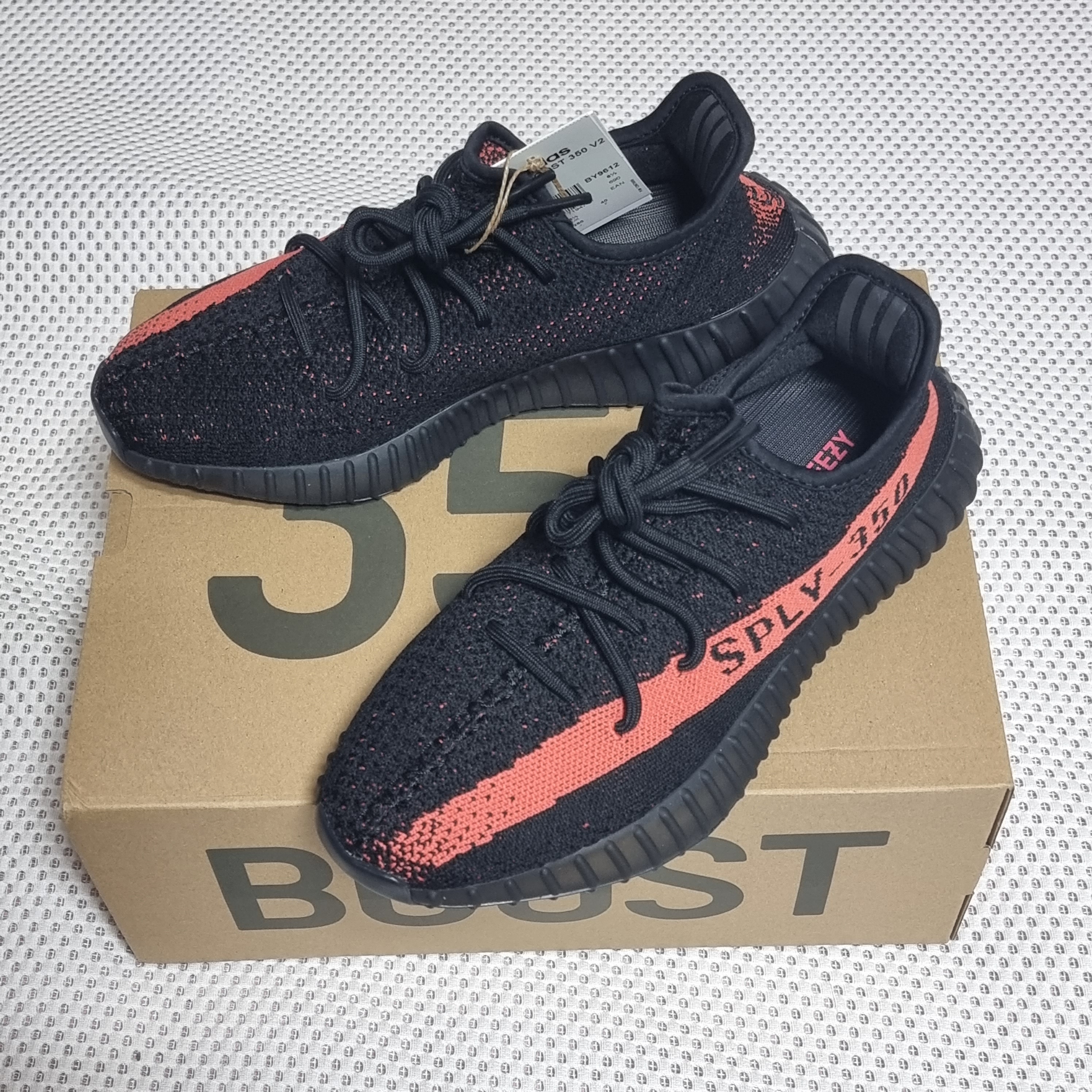 Adidas Yeezy Boost 350 V2 Core Black Red 2022/2023 착용 스타일