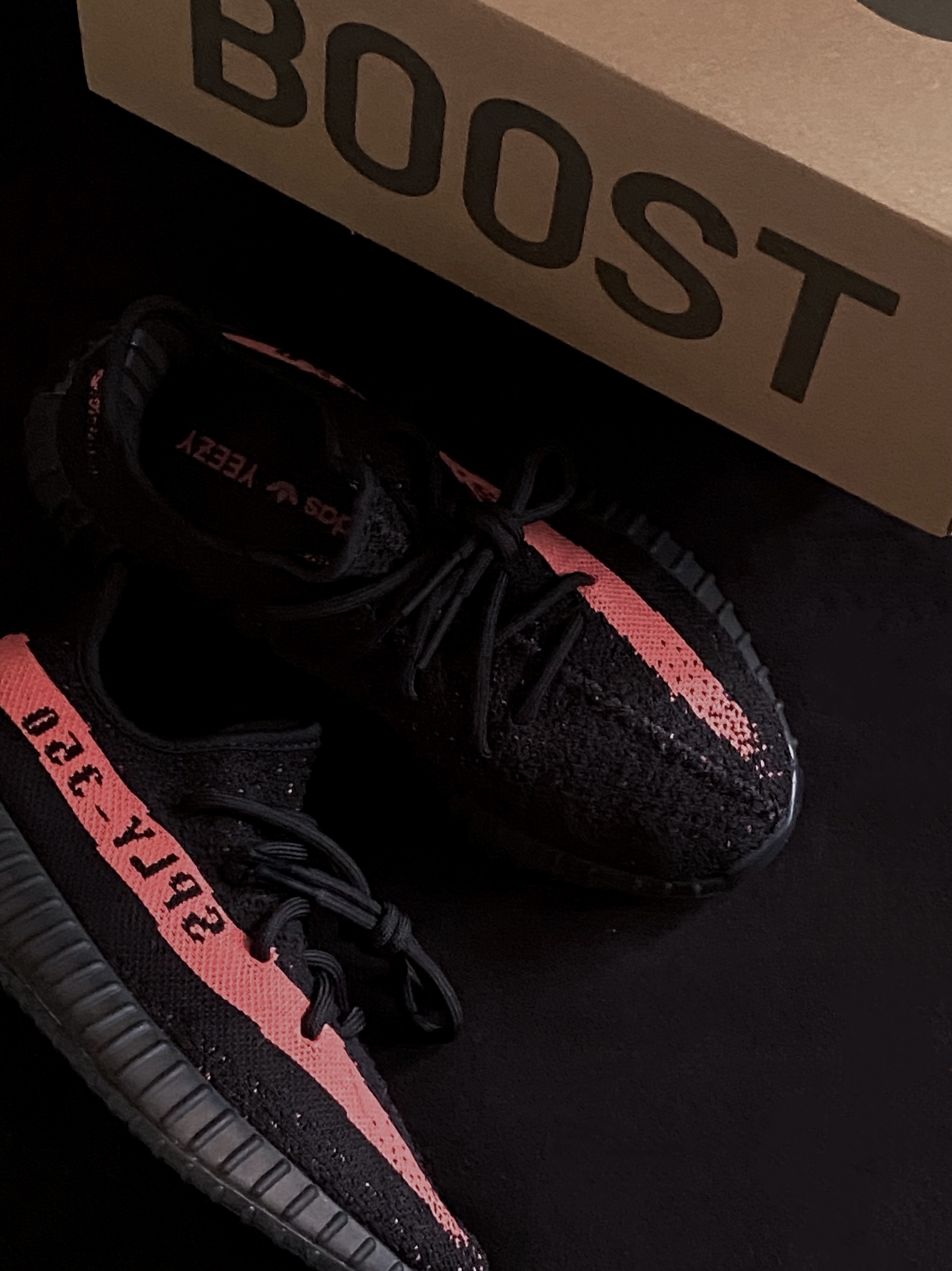 Adidas Yeezy Boost 350 V2 Core Black Red 2022/2023 착용 스타일