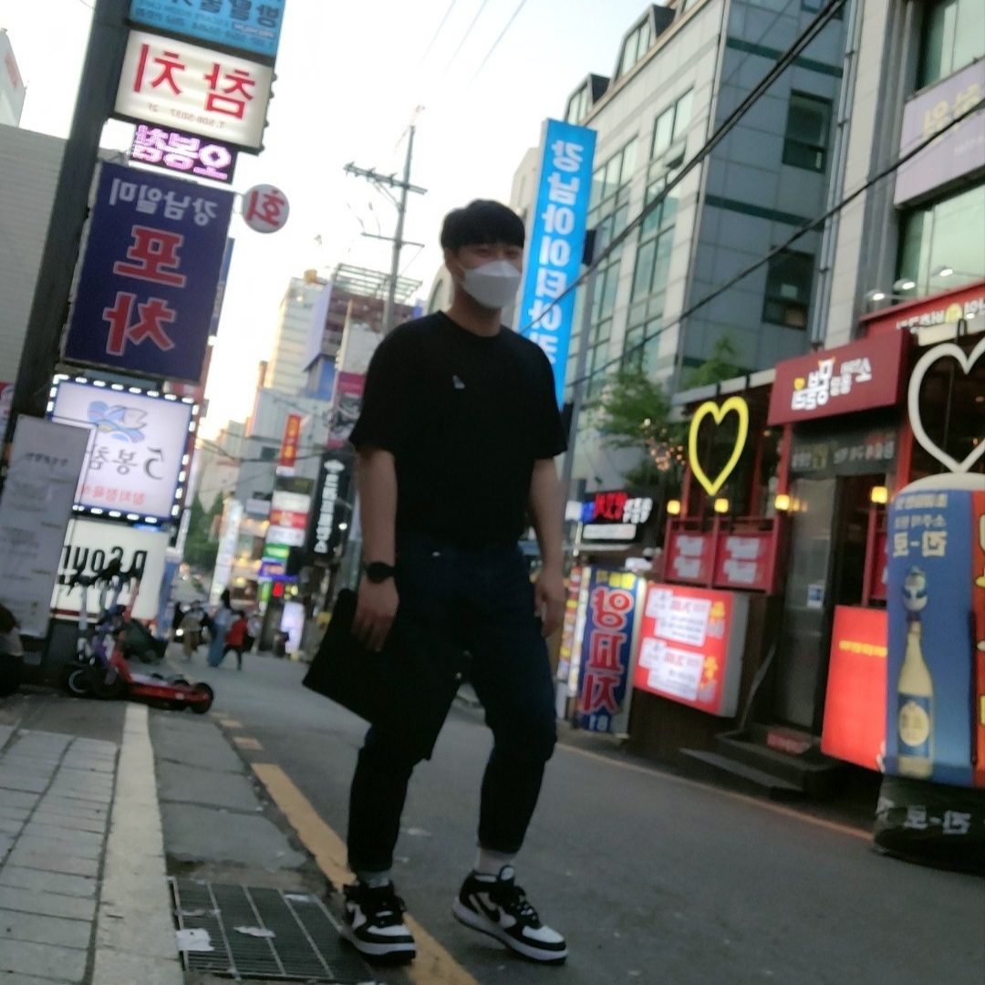 Nike x Stussy Air Force 1 '07 Mid SP Black and Light Bone 착용 스타일