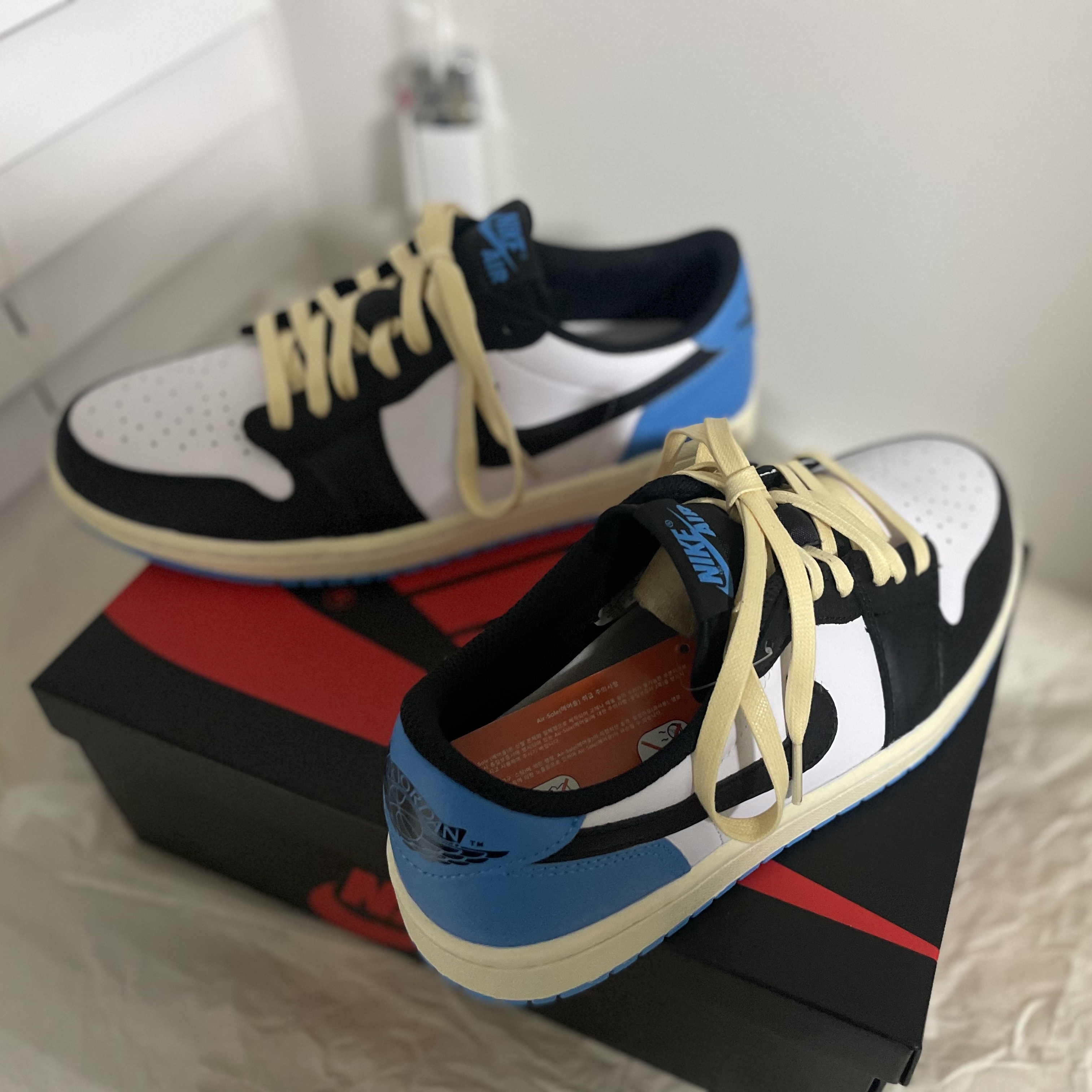 (W) Jordan 1 Retro Low OG Black and Dark Powder Blue 착용 스타일 - 2