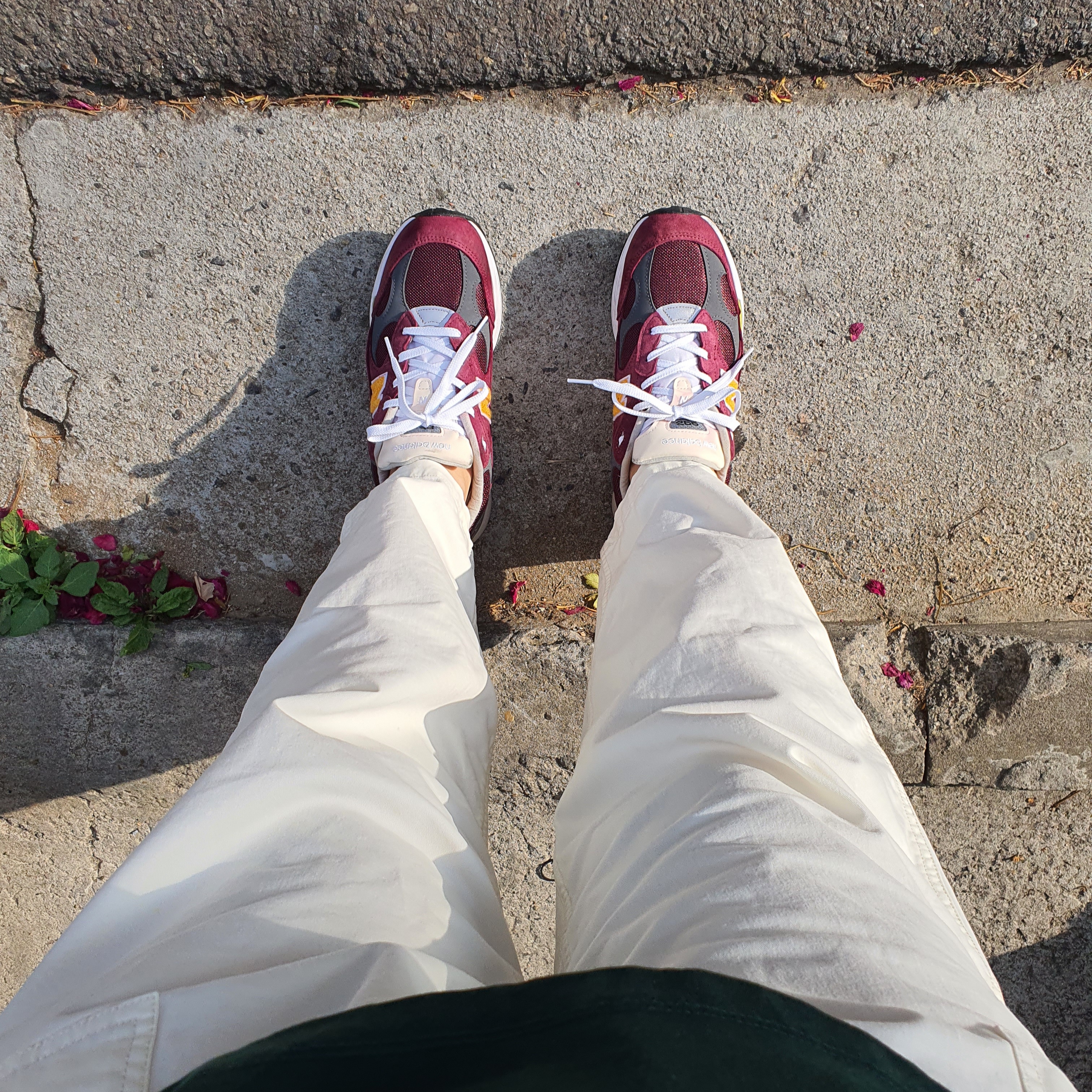 New Balance 992 Made in USA Burgundy Gold 착용 스타일 - 2