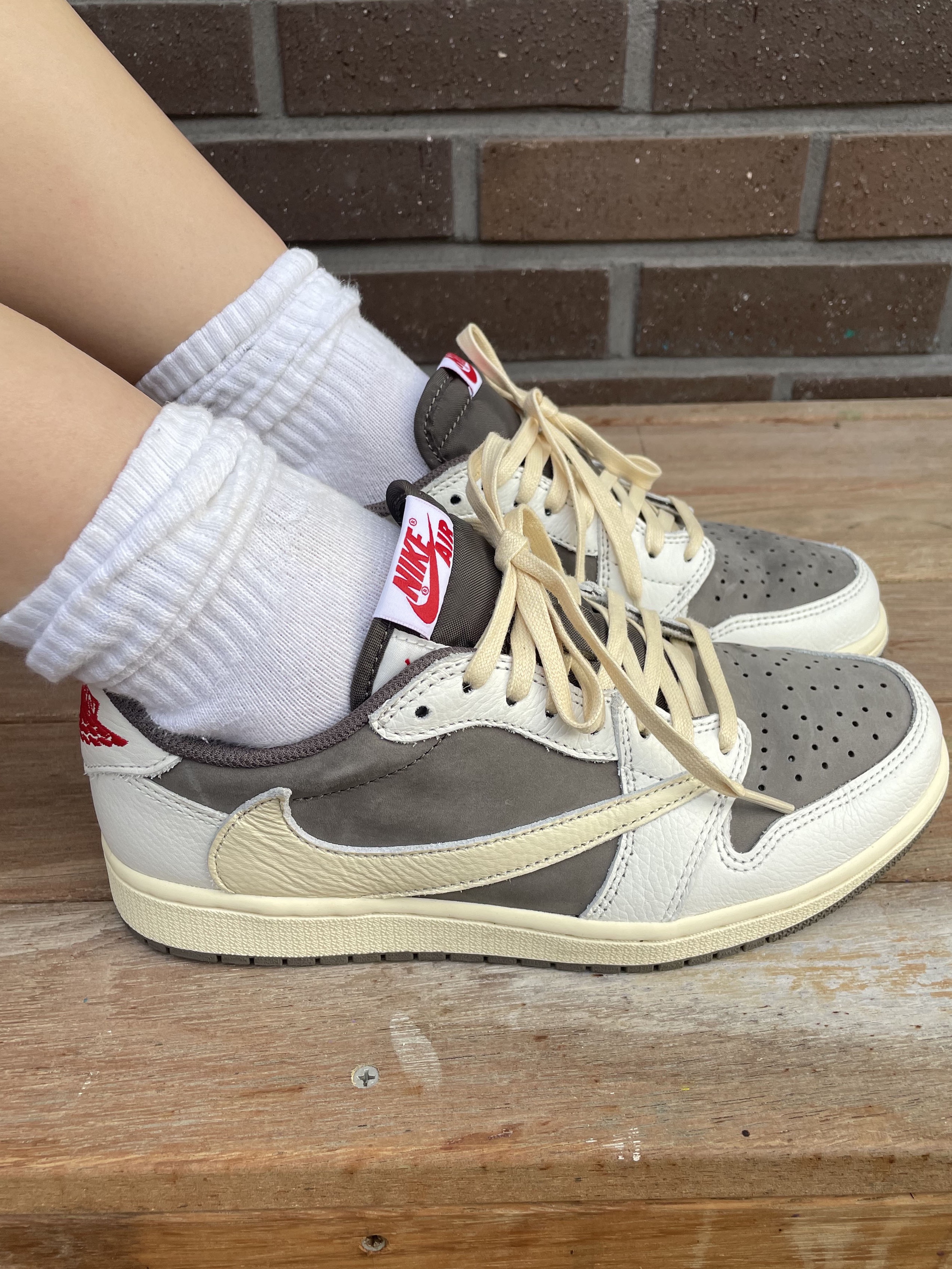 Jordan 1 x Travis Scott Retro Low OG SP Sail and Ridgerock, (PS) Jordan 1 x Travis Scott Retro Low OG SP Sail and Ridgerock 착용 스타일 - 3